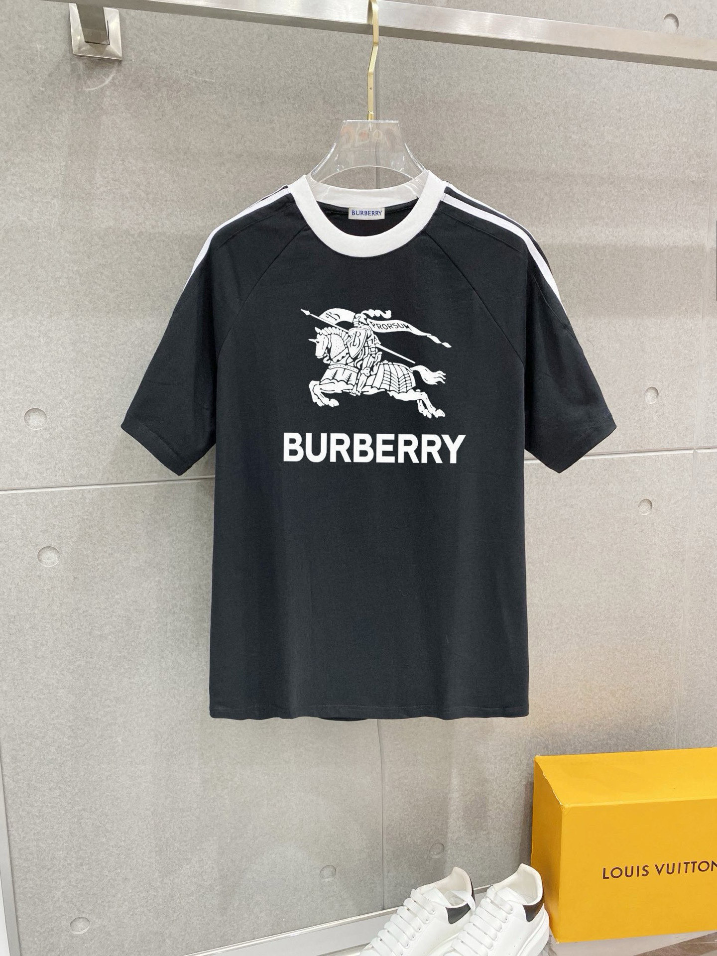 巴宝莉 25官网同步发售 欧美流行趋势 洗水分层工艺 洗水纯棉面料 柔软舒适细腻 大幅印花 提升档次 宽