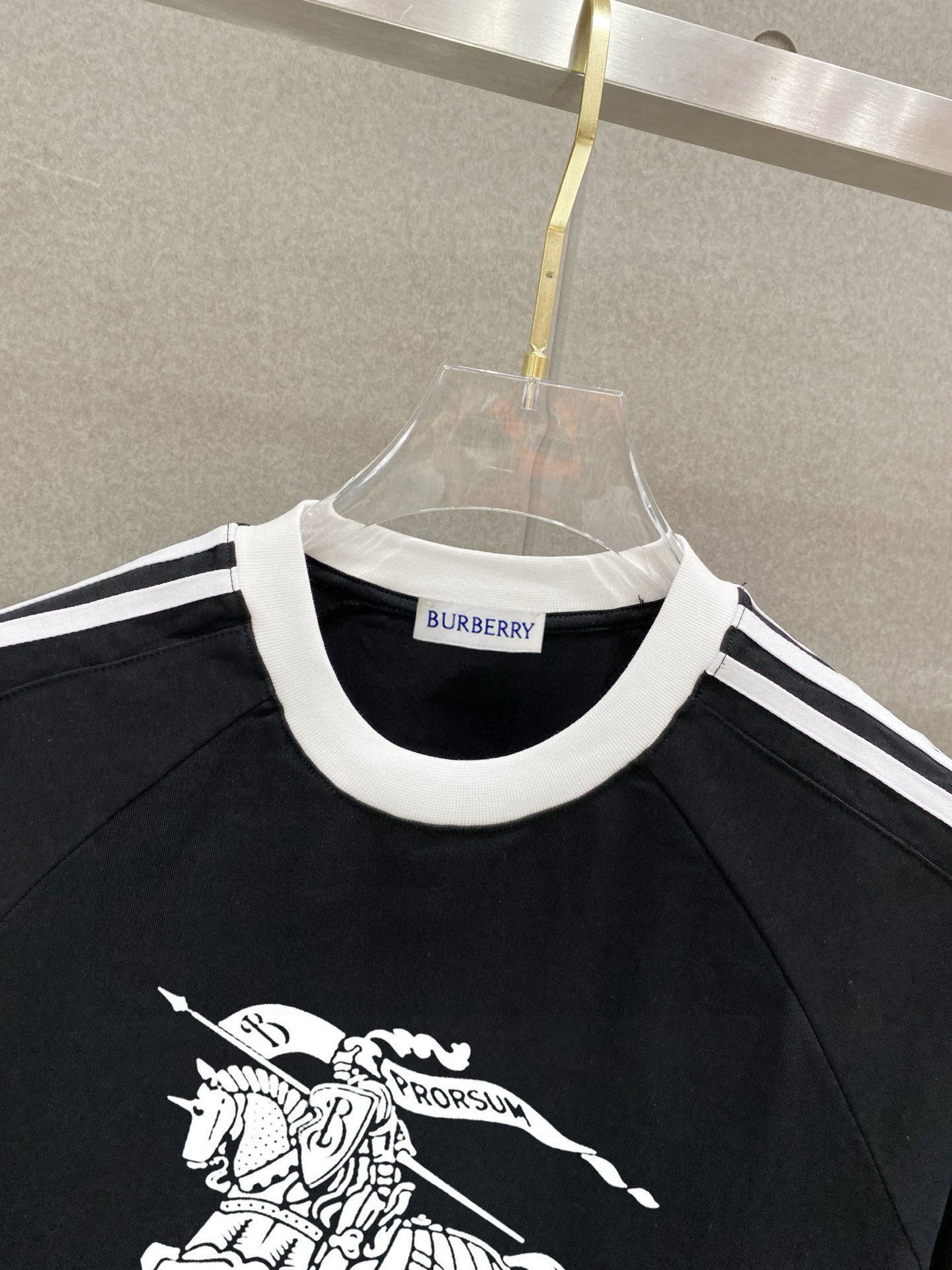 巴宝莉 25官网同步发售 欧美流行趋势 洗水分层工艺 洗水纯棉面料 柔软舒适细腻 大幅印花 提升档次 宽