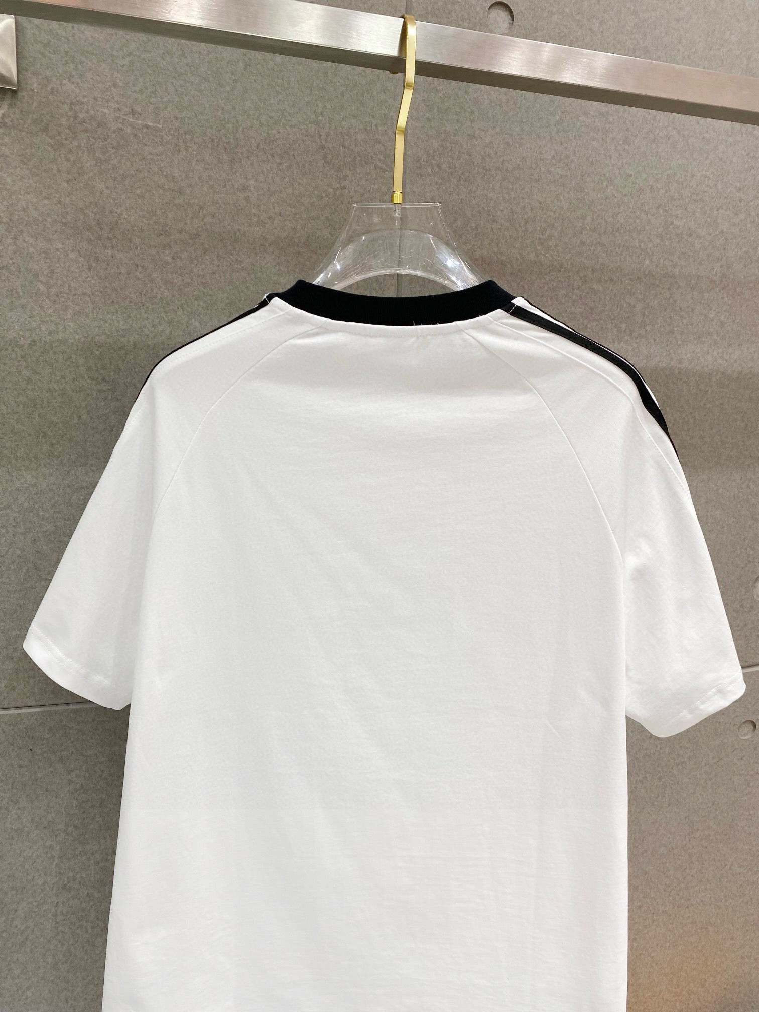 巴宝莉 25官网同步发售 欧美流行趋势 洗水分层工艺 洗水纯棉面料 柔软舒适细腻 大幅印花 提升档次 宽