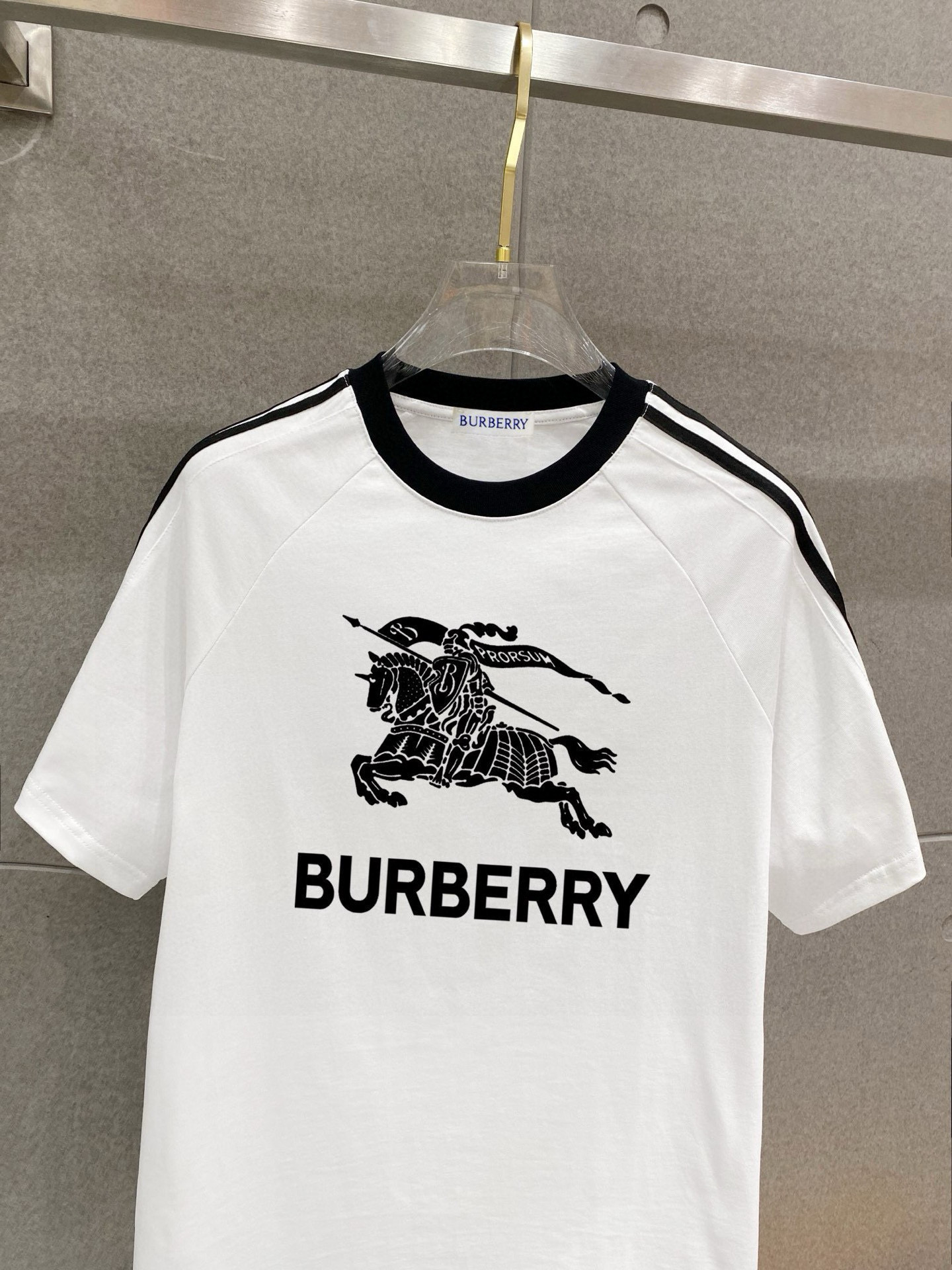 巴宝莉 25官网同步发售 欧美流行趋势 洗水分层工艺 洗水纯棉面料 柔软舒适细腻 大幅印花 提升档次 宽