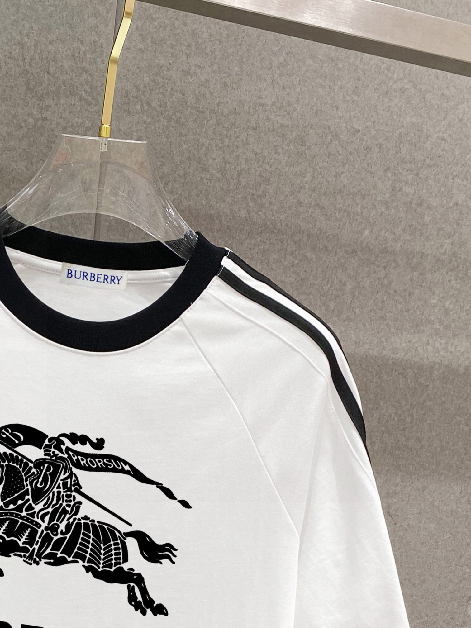 巴宝莉 25官网同步发售 欧美流行趋势 洗水分层工艺 洗水纯棉面料 柔软舒适细腻 大幅印花 提升档次 宽