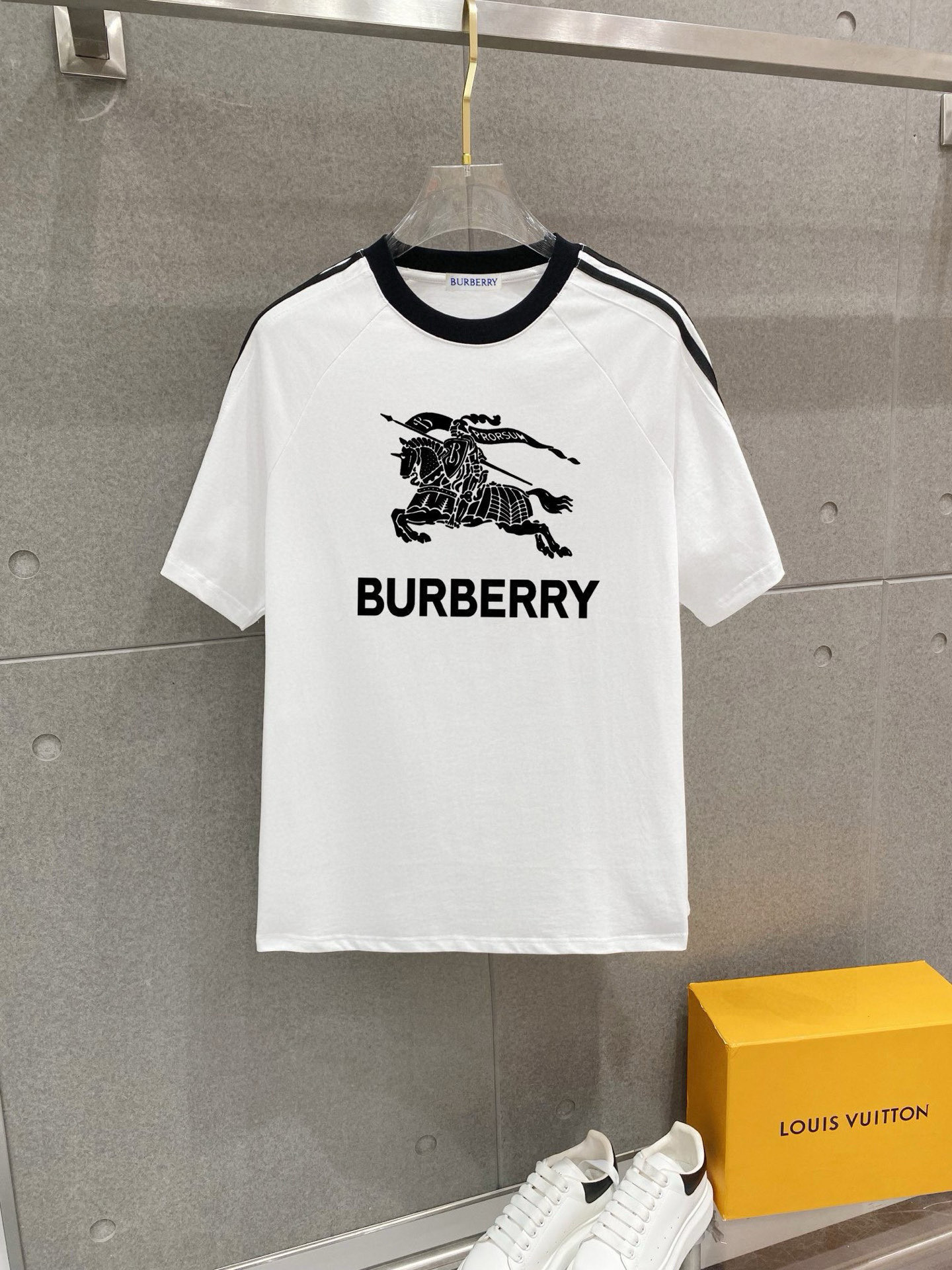 巴宝莉 25官网同步发售 欧美流行趋势 洗水分层工艺 洗水纯棉面料 柔软舒适细腻 大幅印花 提升档次 宽