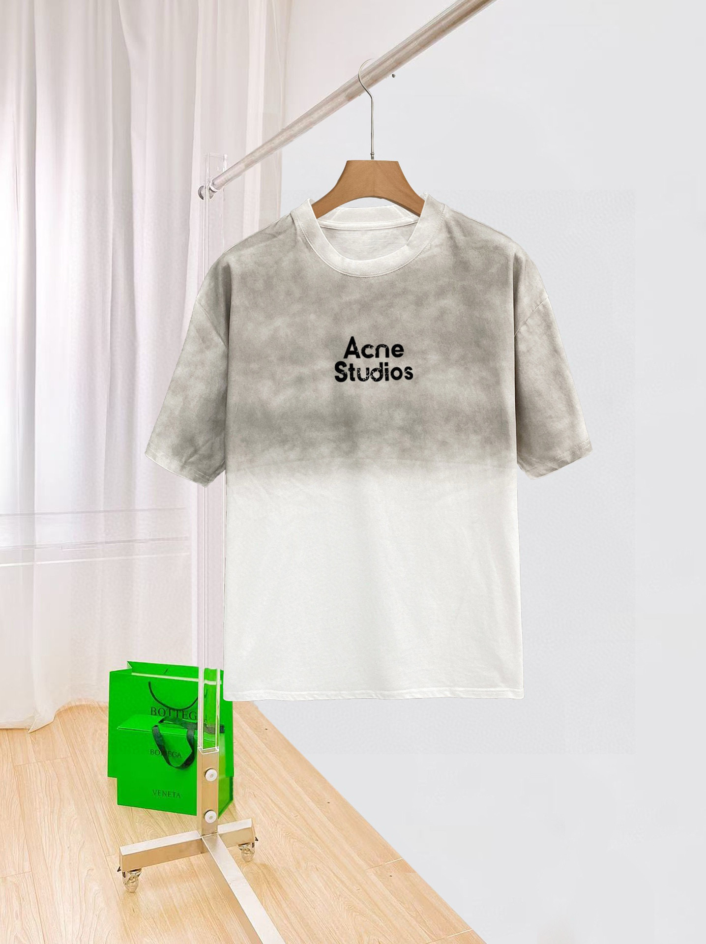 ACNE 25官网同步发售 欧美流行趋势 洗水分层工艺 洗水纯棉面料 柔软舒适细腻 大幅印花 提升档次 