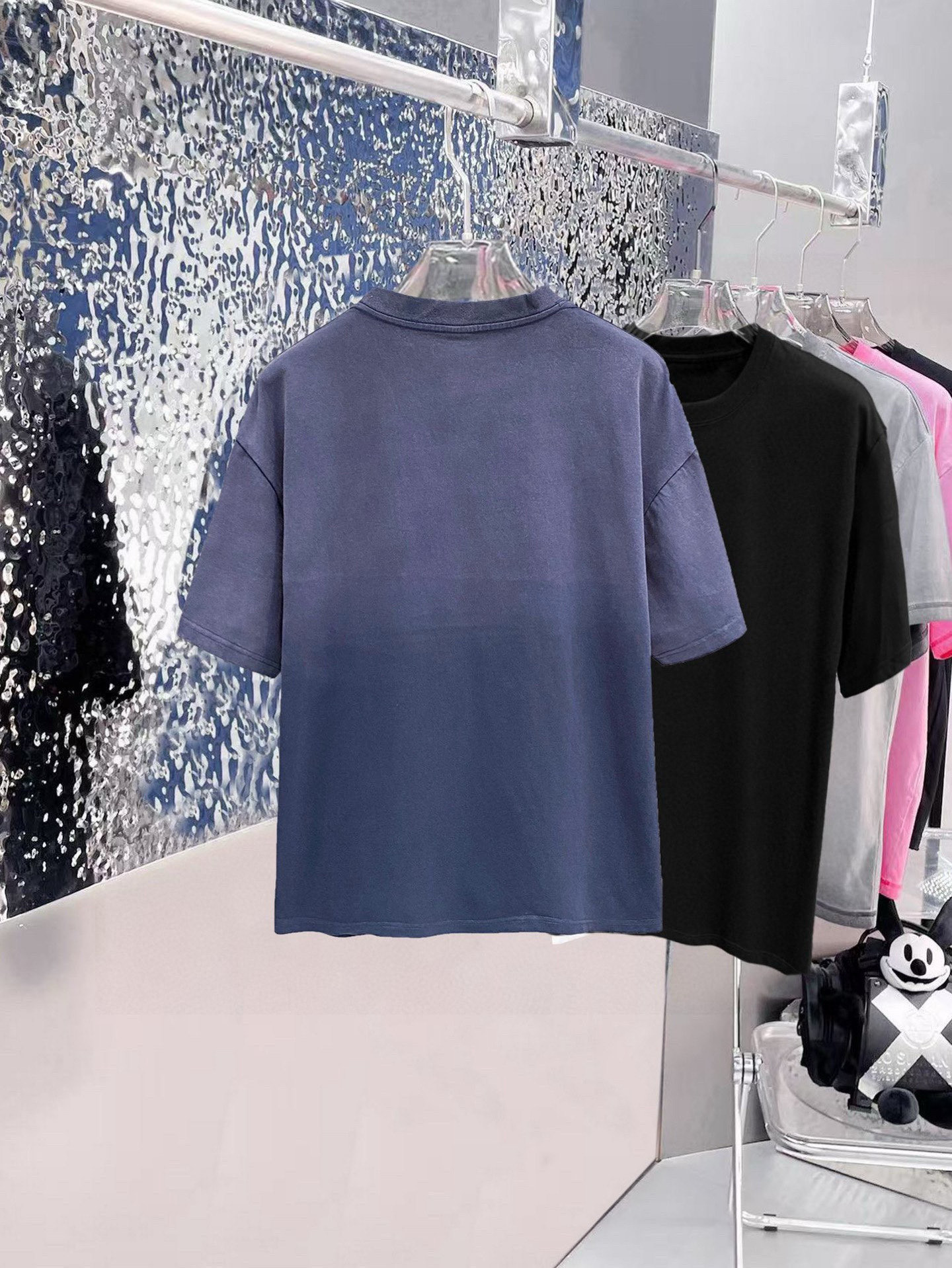 ACNE 25官网同步发售 欧美流行趋势 洗水分层工艺 洗水纯棉面料 柔软舒适细腻 大幅印花 提升档次 