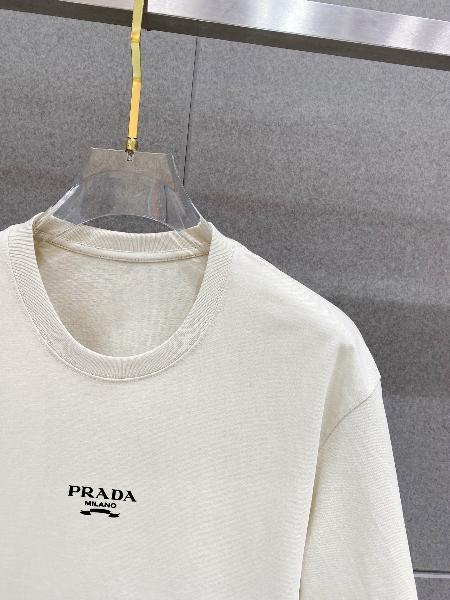 ￼ ￼ 普拉达 25官网同步发售 欧美流行趋势 洗水分层工艺 洗水纯棉面料 柔软舒适细腻 大幅印花 提升