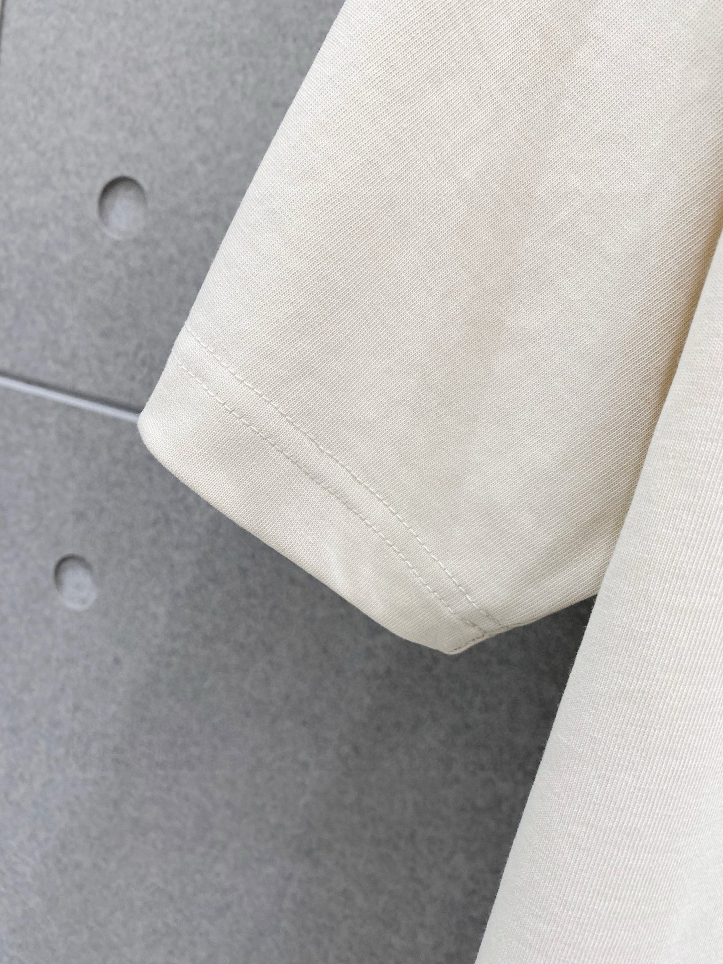 ￼ ￼ 普拉达 25官网同步发售 欧美流行趋势 洗水分层工艺 洗水纯棉面料 柔软舒适细腻 大幅印花 提升