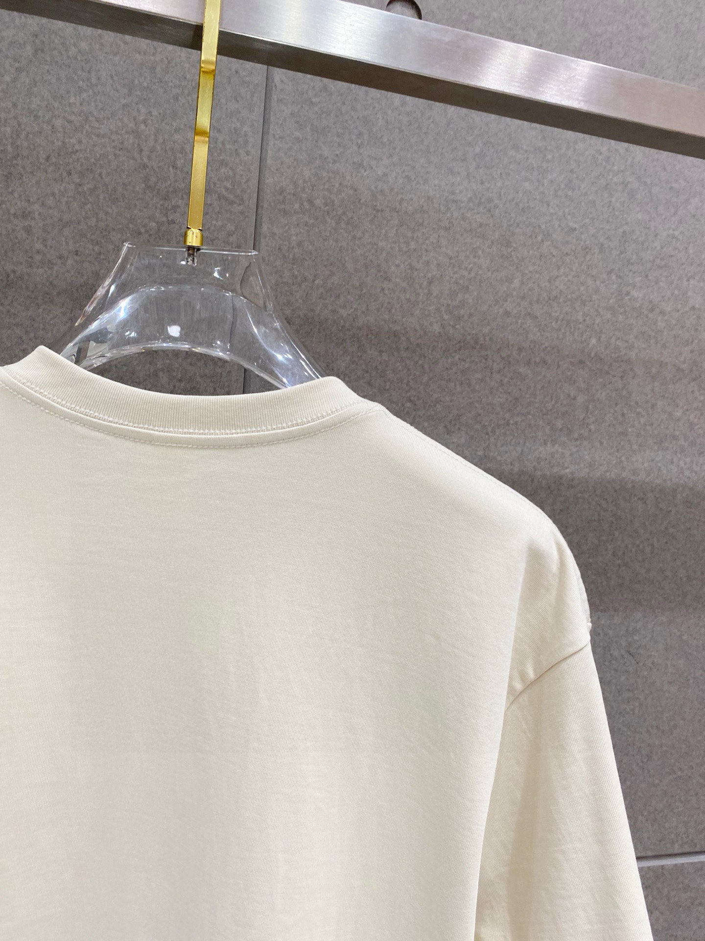 ￼ ￼ 普拉达 25官网同步发售 欧美流行趋势 洗水分层工艺 洗水纯棉面料 柔软舒适细腻 大幅印花 提升