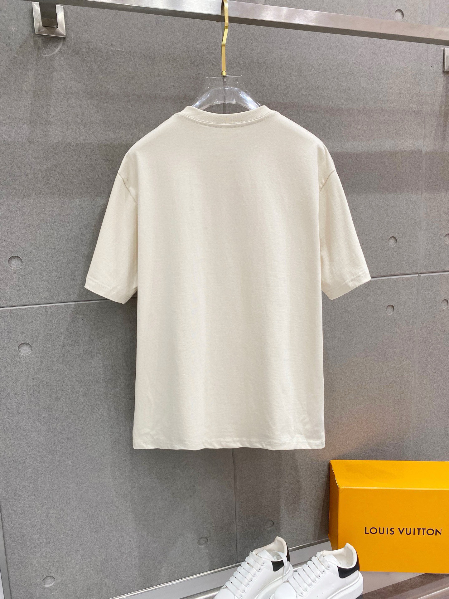 ￼ ￼ 普拉达 25官网同步发售 欧美流行趋势 洗水分层工艺 洗水纯棉面料 柔软舒适细腻 大幅印花 提升