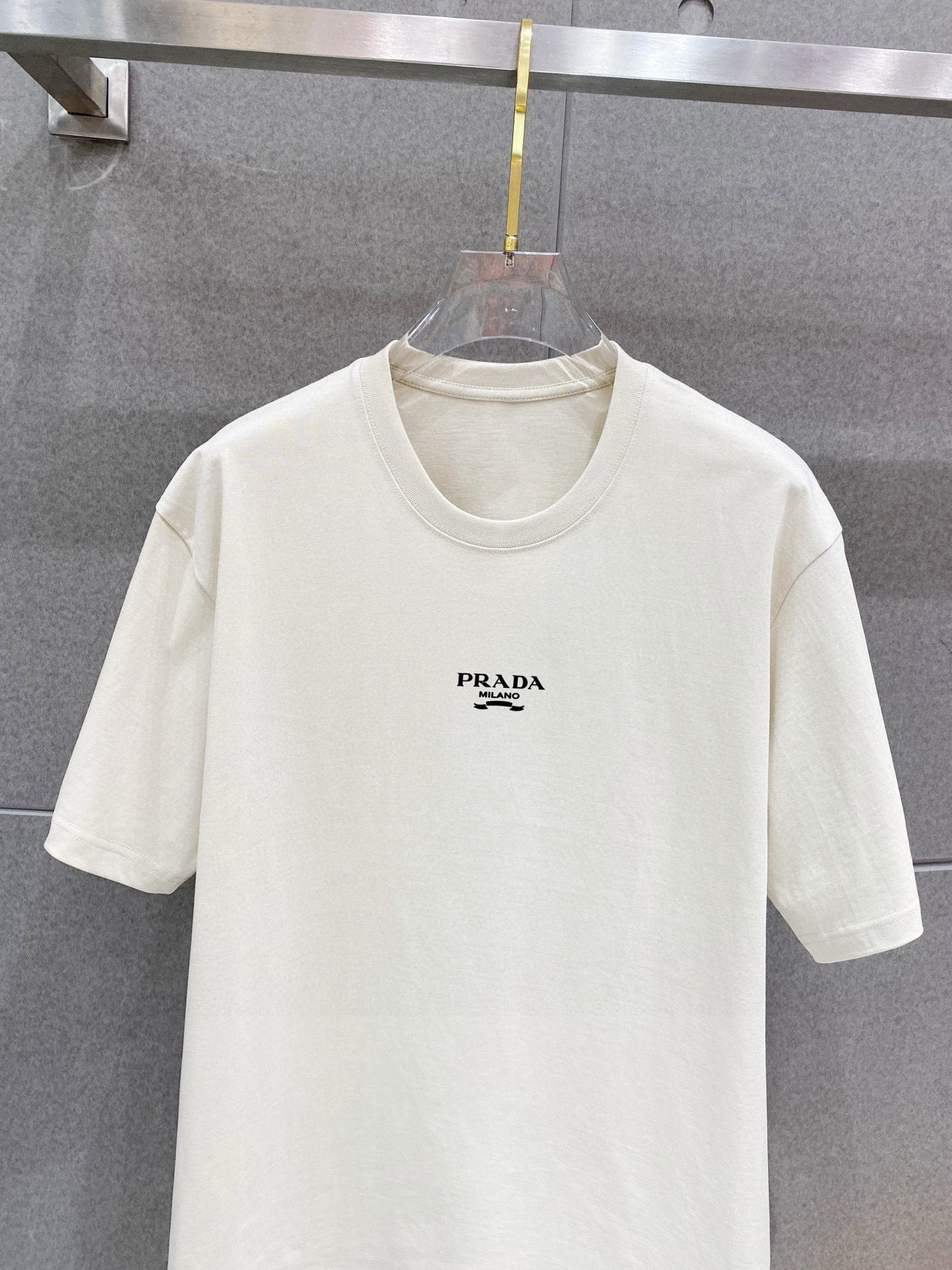 ￼ ￼ 普拉达 25官网同步发售 欧美流行趋势 洗水分层工艺 洗水纯棉面料 柔软舒适细腻 大幅印花 提升