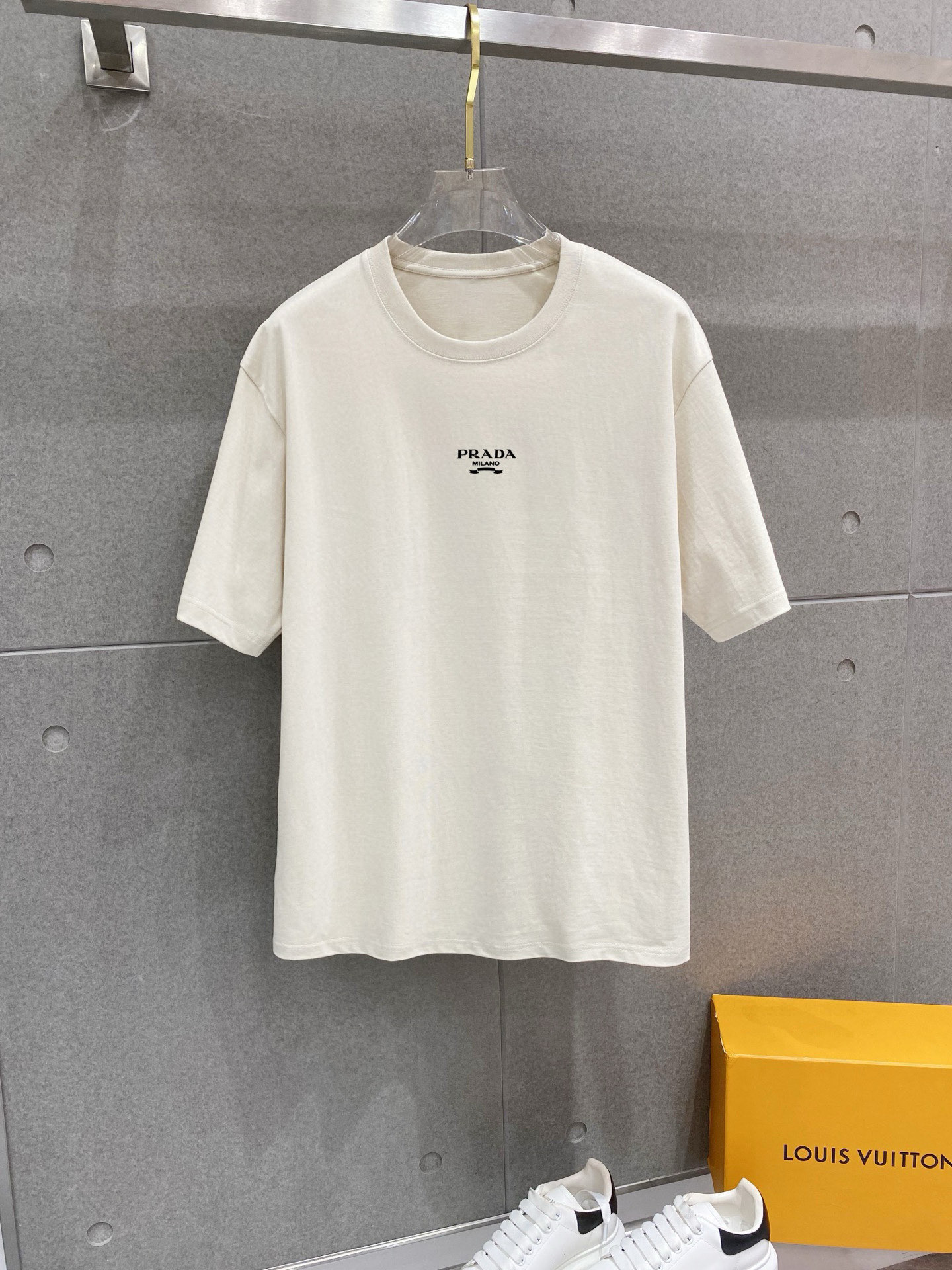 ￼ ￼ 普拉达 25官网同步发售 欧美流行趋势 洗水分层工艺 洗水纯棉面料 柔软舒适细腻 大幅印花 提升