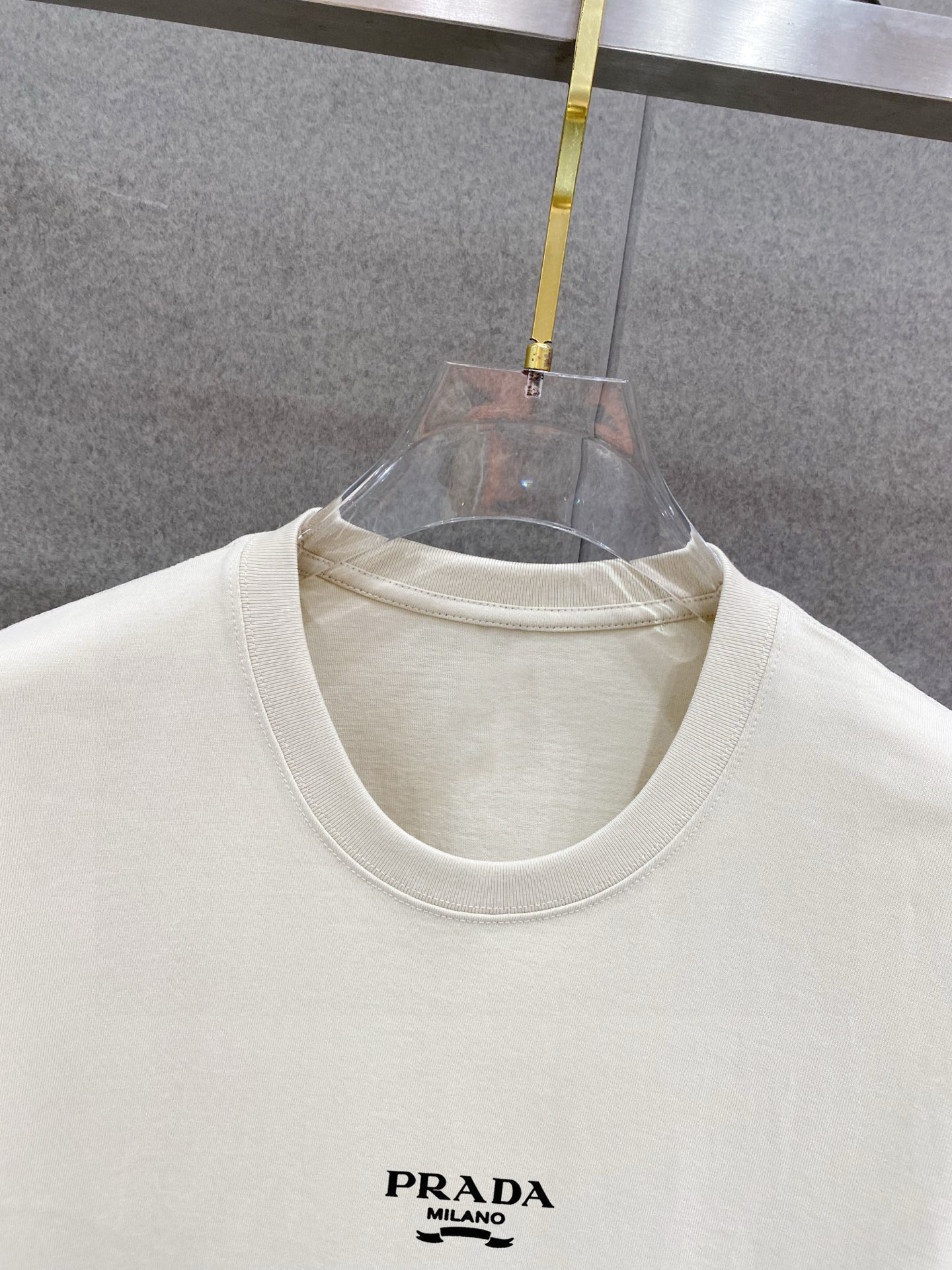 ￼ ￼ 普拉达 25官网同步发售 欧美流行趋势 洗水分层工艺 洗水纯棉面料 柔软舒适细腻 大幅印花 提升