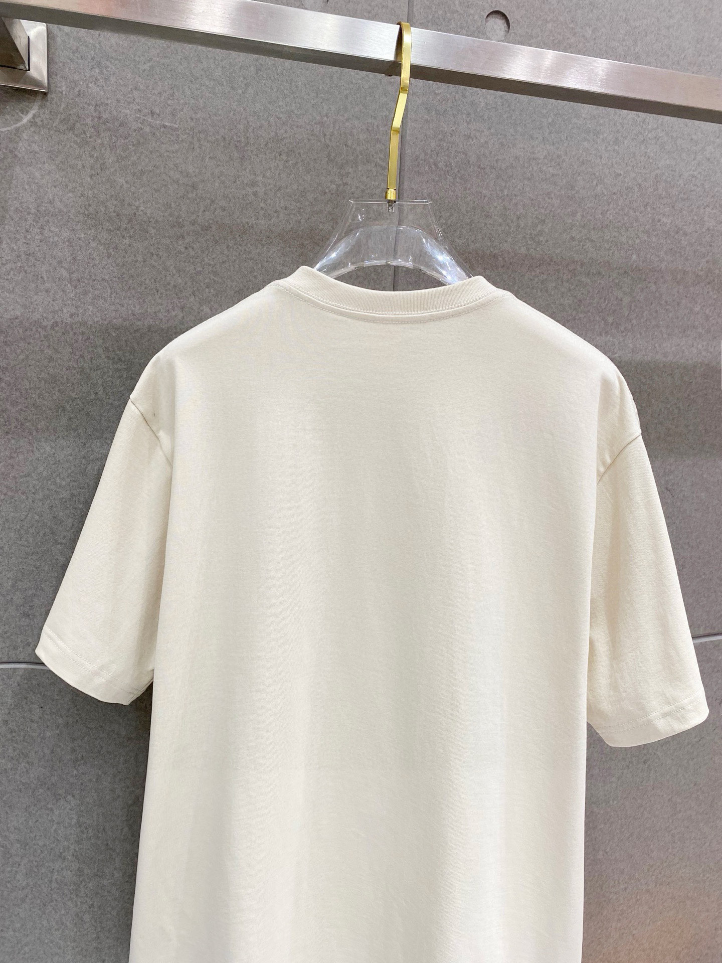 ￼ ￼ 普拉达 25官网同步发售 欧美流行趋势 洗水分层工艺 洗水纯棉面料 柔软舒适细腻 大幅印花 提升