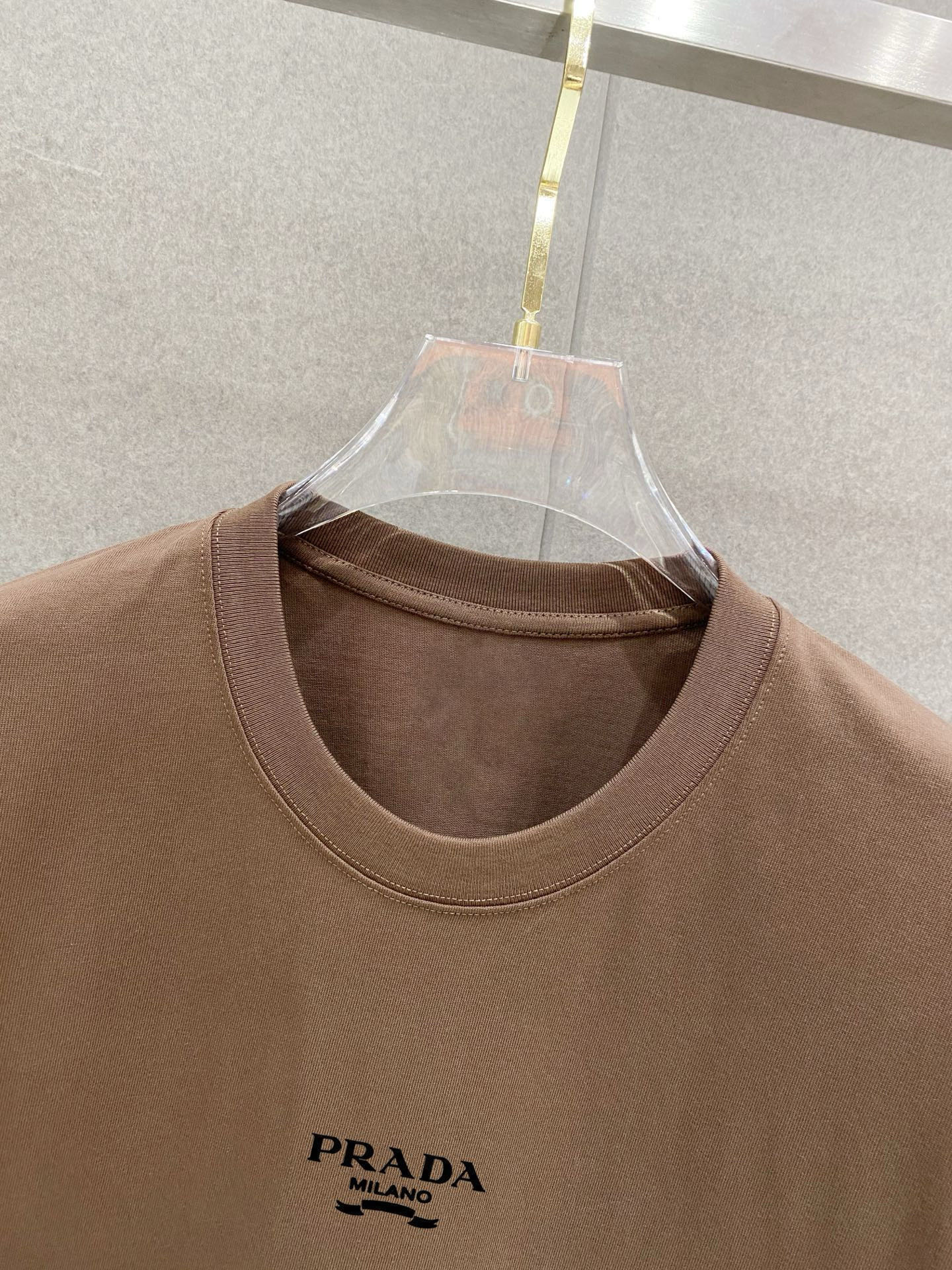 ￼ ￼ 普拉达 25官网同步发售 欧美流行趋势 洗水分层工艺 洗水纯棉面料 柔软舒适细腻 大幅印花 提升