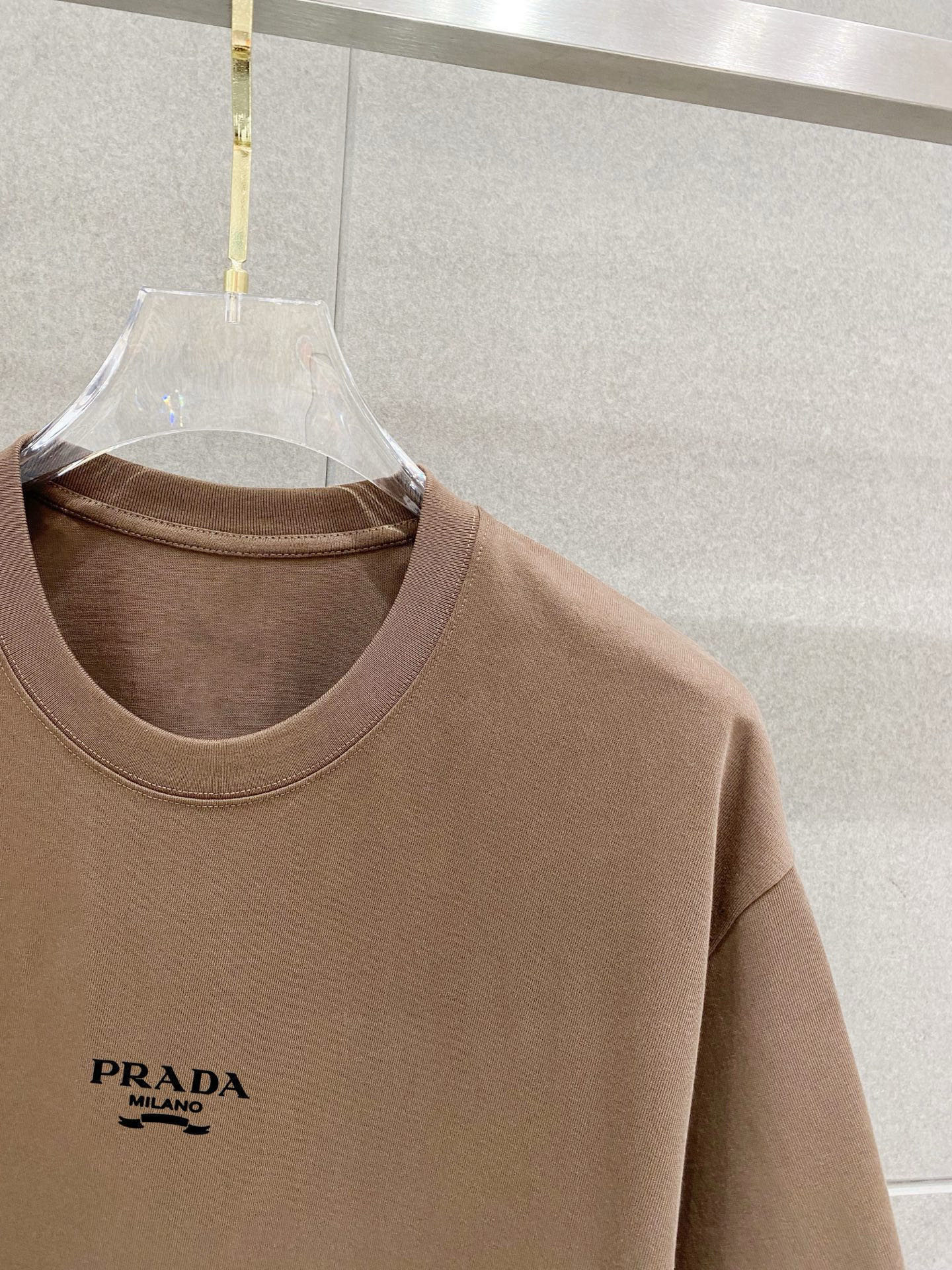 ￼ ￼ 普拉达 25官网同步发售 欧美流行趋势 洗水分层工艺 洗水纯棉面料 柔软舒适细腻 大幅印花 提升