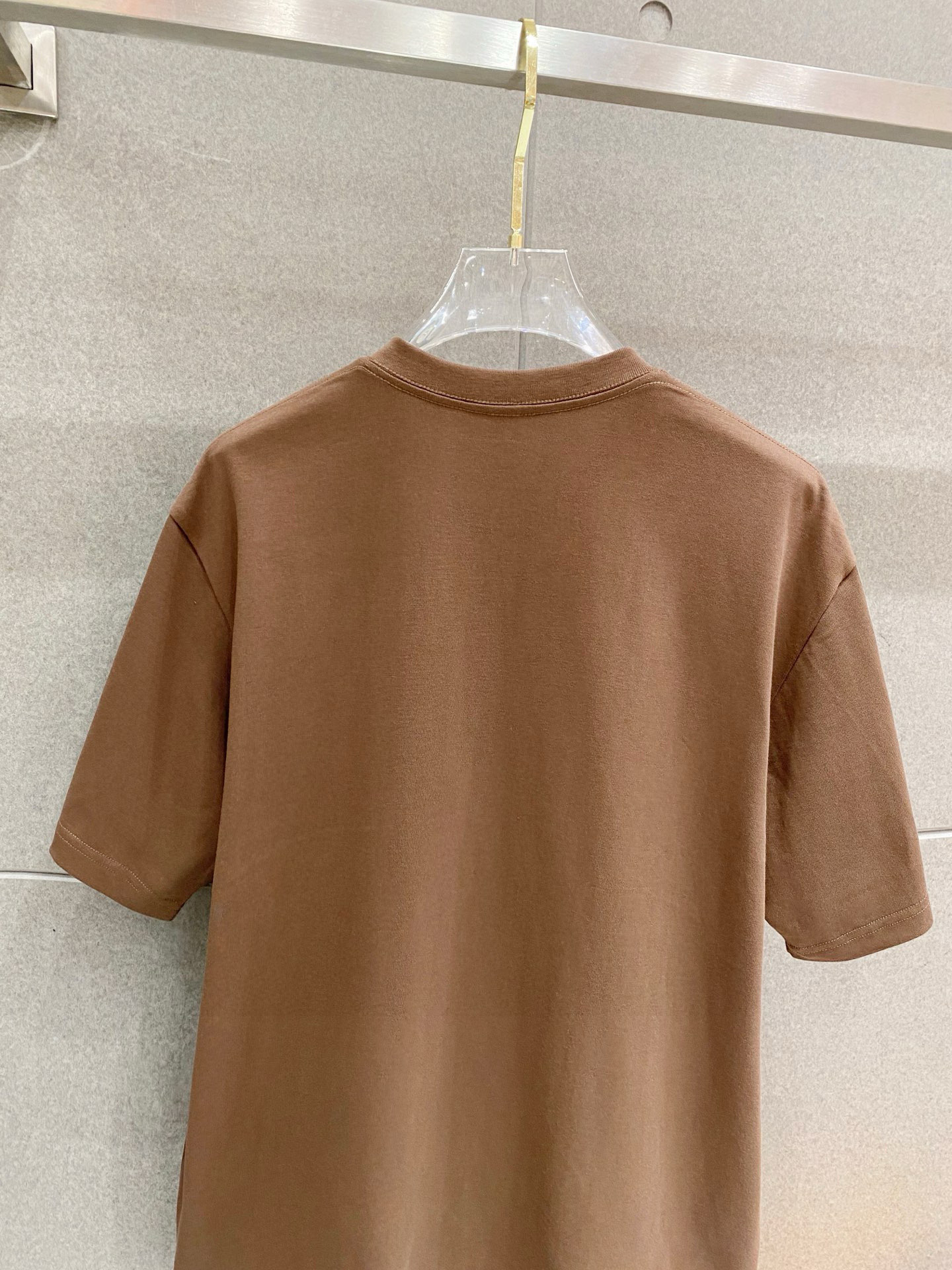 ￼ ￼ 普拉达 25官网同步发售 欧美流行趋势 洗水分层工艺 洗水纯棉面料 柔软舒适细腻 大幅印花 提升