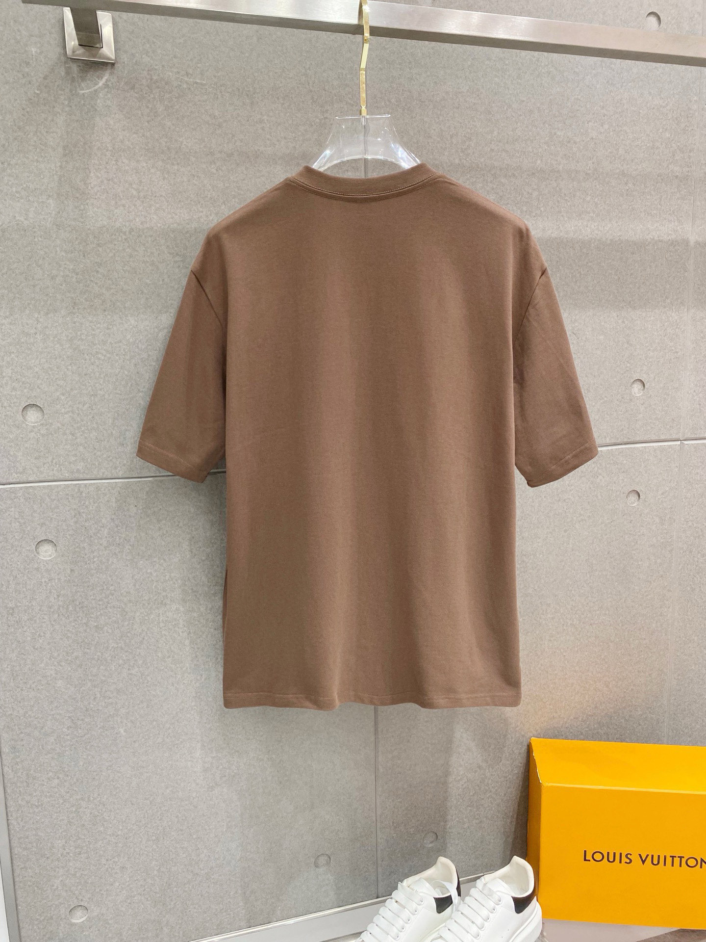 ￼ ￼ 普拉达 25官网同步发售 欧美流行趋势 洗水分层工艺 洗水纯棉面料 柔软舒适细腻 大幅印花 提升