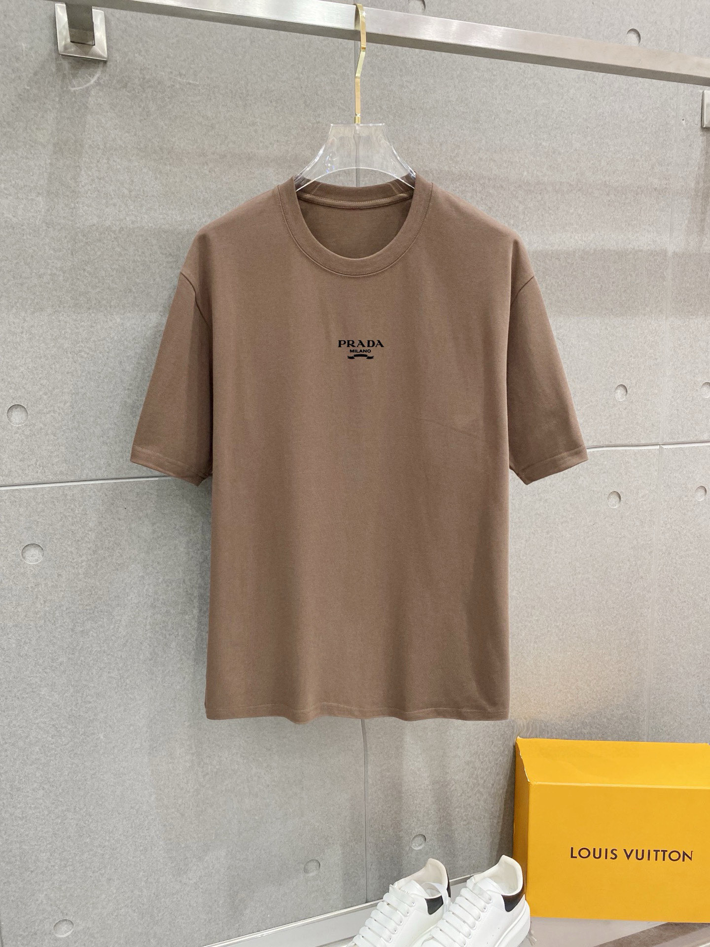 ￼ ￼ 普拉达 25官网同步发售 欧美流行趋势 洗水分层工艺 洗水纯棉面料 柔软舒适细腻 大幅印花 提升