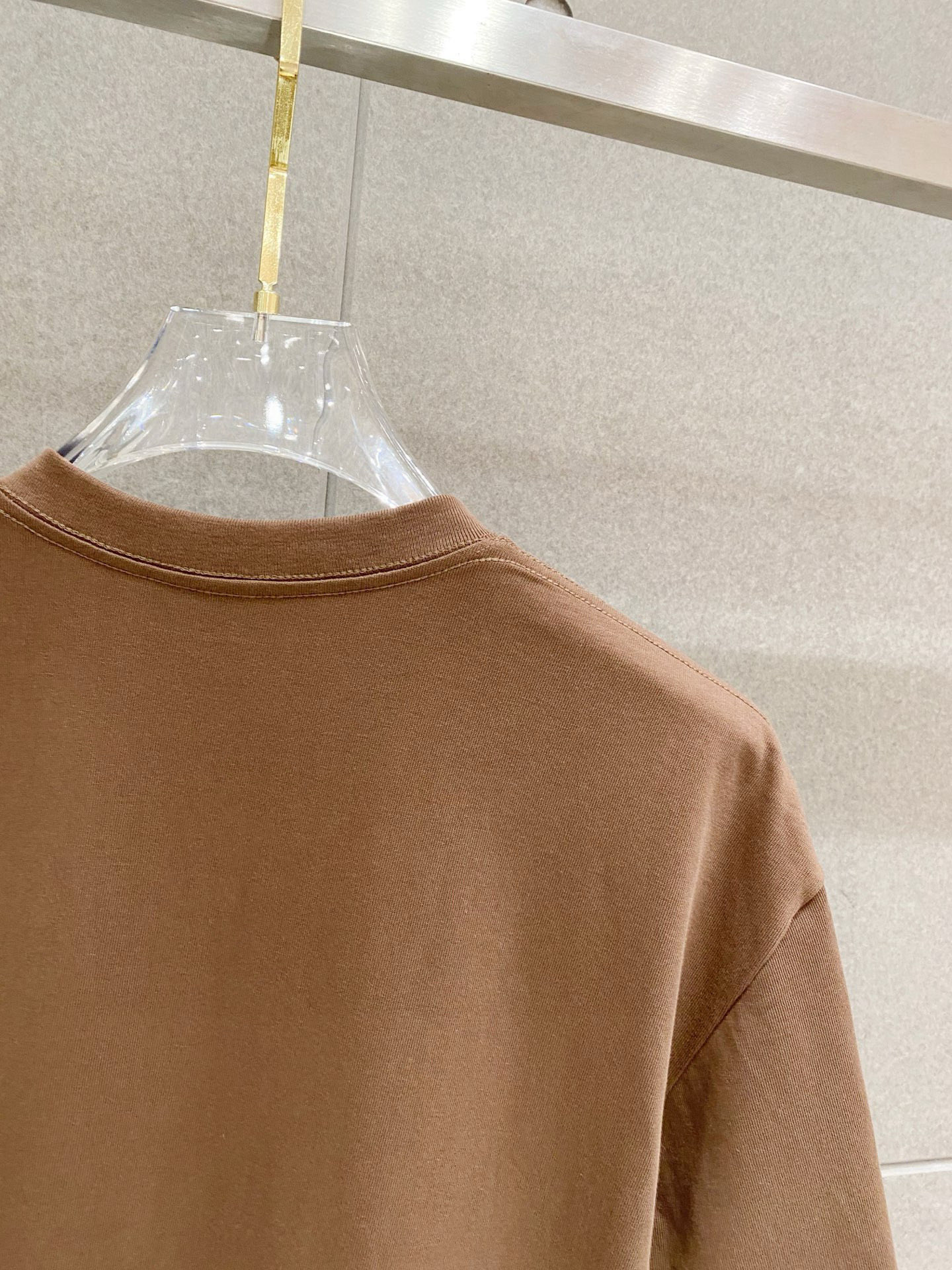 ￼ ￼ 普拉达 25官网同步发售 欧美流行趋势 洗水分层工艺 洗水纯棉面料 柔软舒适细腻 大幅印花 提升