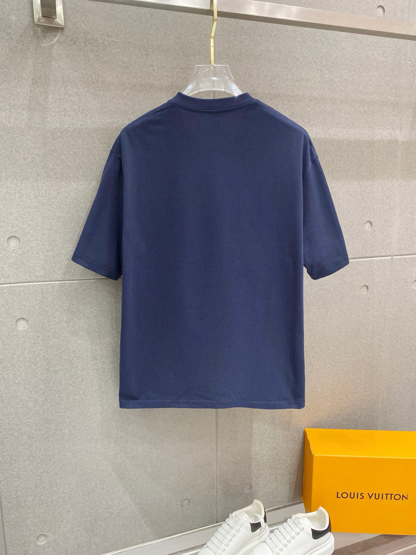 ￼ ￼ 普拉达 25官网同步发售 欧美流行趋势 洗水分层工艺 洗水纯棉面料 柔软舒适细腻 大幅印花 提升