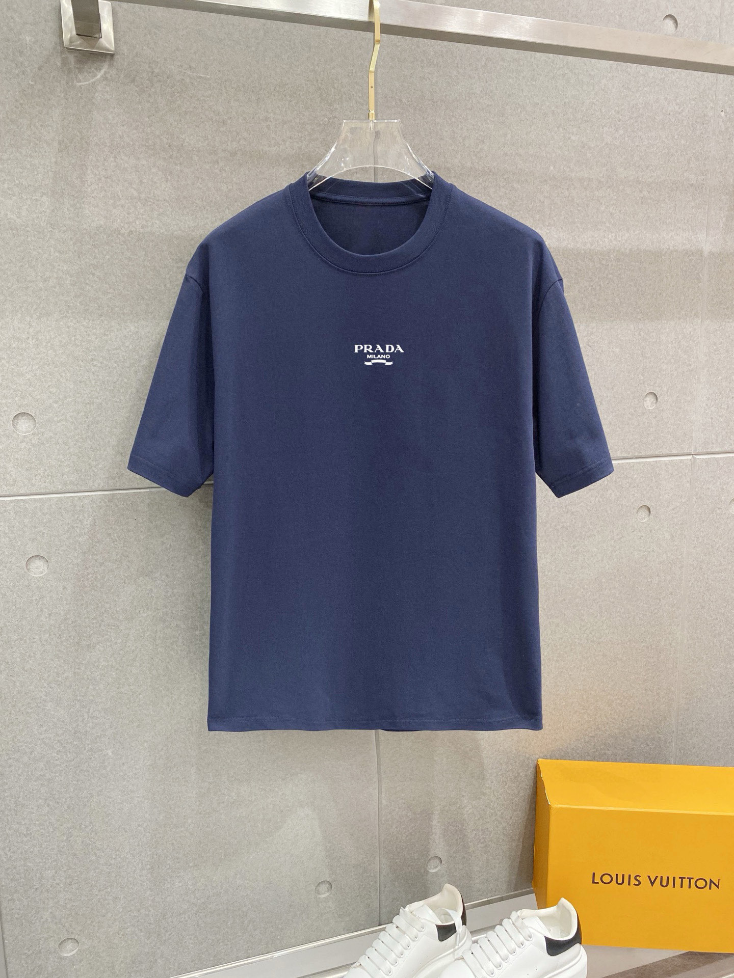 ￼ ￼ 普拉达 25官网同步发售 欧美流行趋势 洗水分层工艺 洗水纯棉面料 柔软舒适细腻 大幅印花 提升