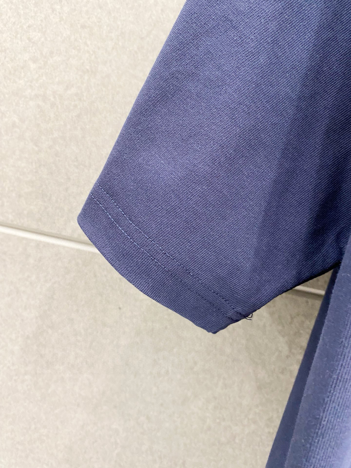 ￼ ￼ 普拉达 25官网同步发售 欧美流行趋势 洗水分层工艺 洗水纯棉面料 柔软舒适细腻 大幅印花 提升