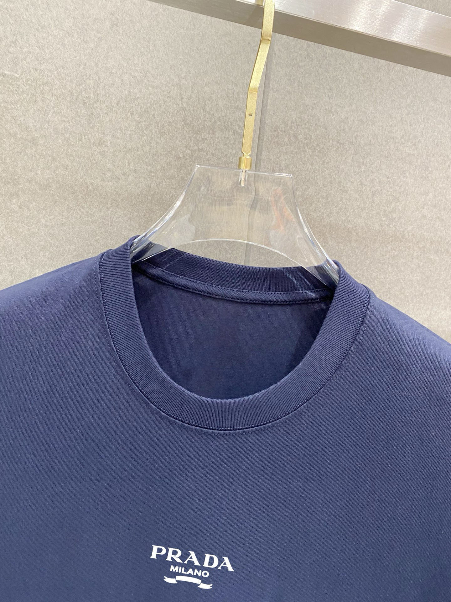 ￼ ￼ 普拉达 25官网同步发售 欧美流行趋势 洗水分层工艺 洗水纯棉面料 柔软舒适细腻 大幅印花 提升