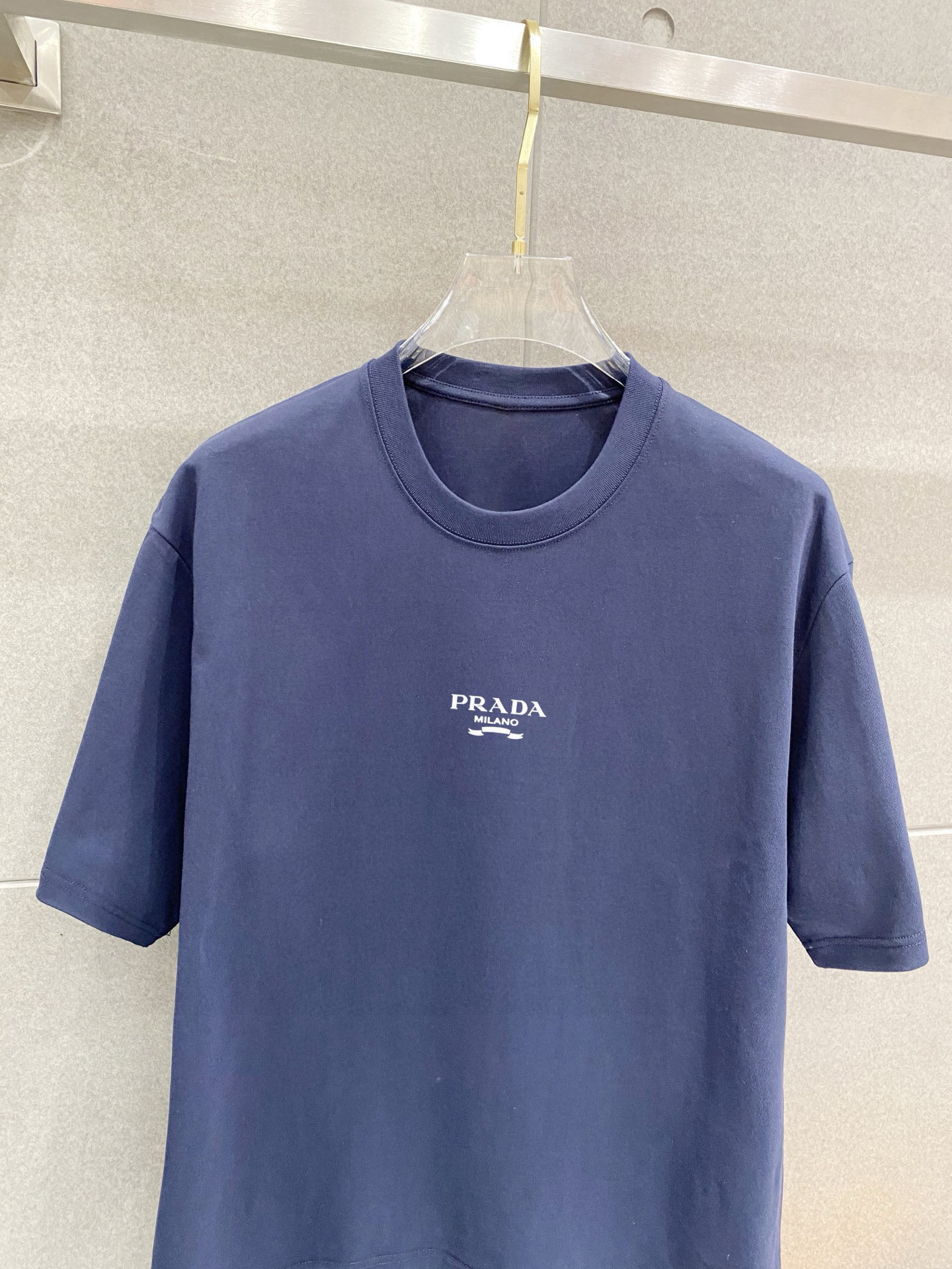 ￼ ￼ 普拉达 25官网同步发售 欧美流行趋势 洗水分层工艺 洗水纯棉面料 柔软舒适细腻 大幅印花 提升