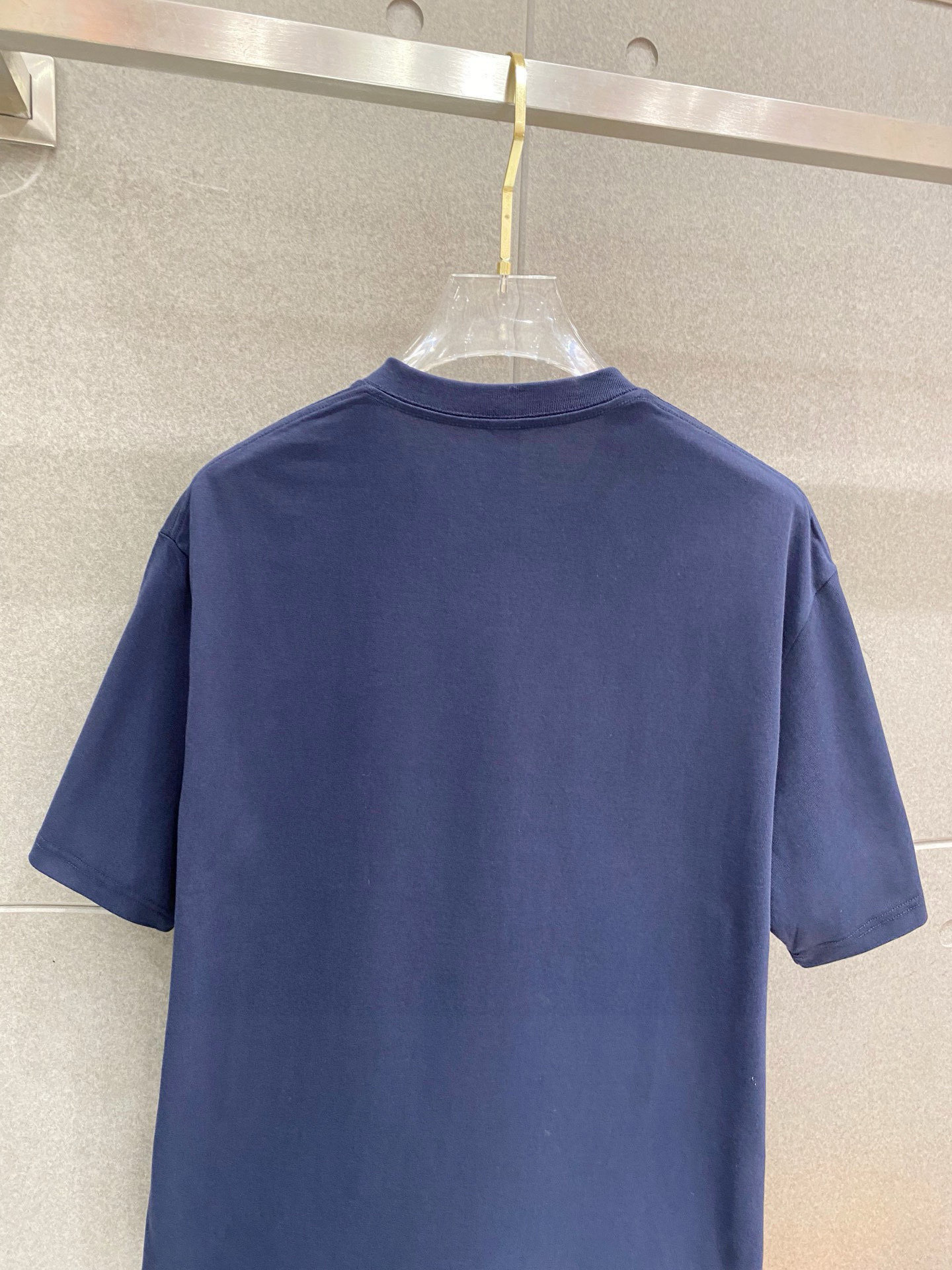 ￼ ￼ 普拉达 25官网同步发售 欧美流行趋势 洗水分层工艺 洗水纯棉面料 柔软舒适细腻 大幅印花 提升