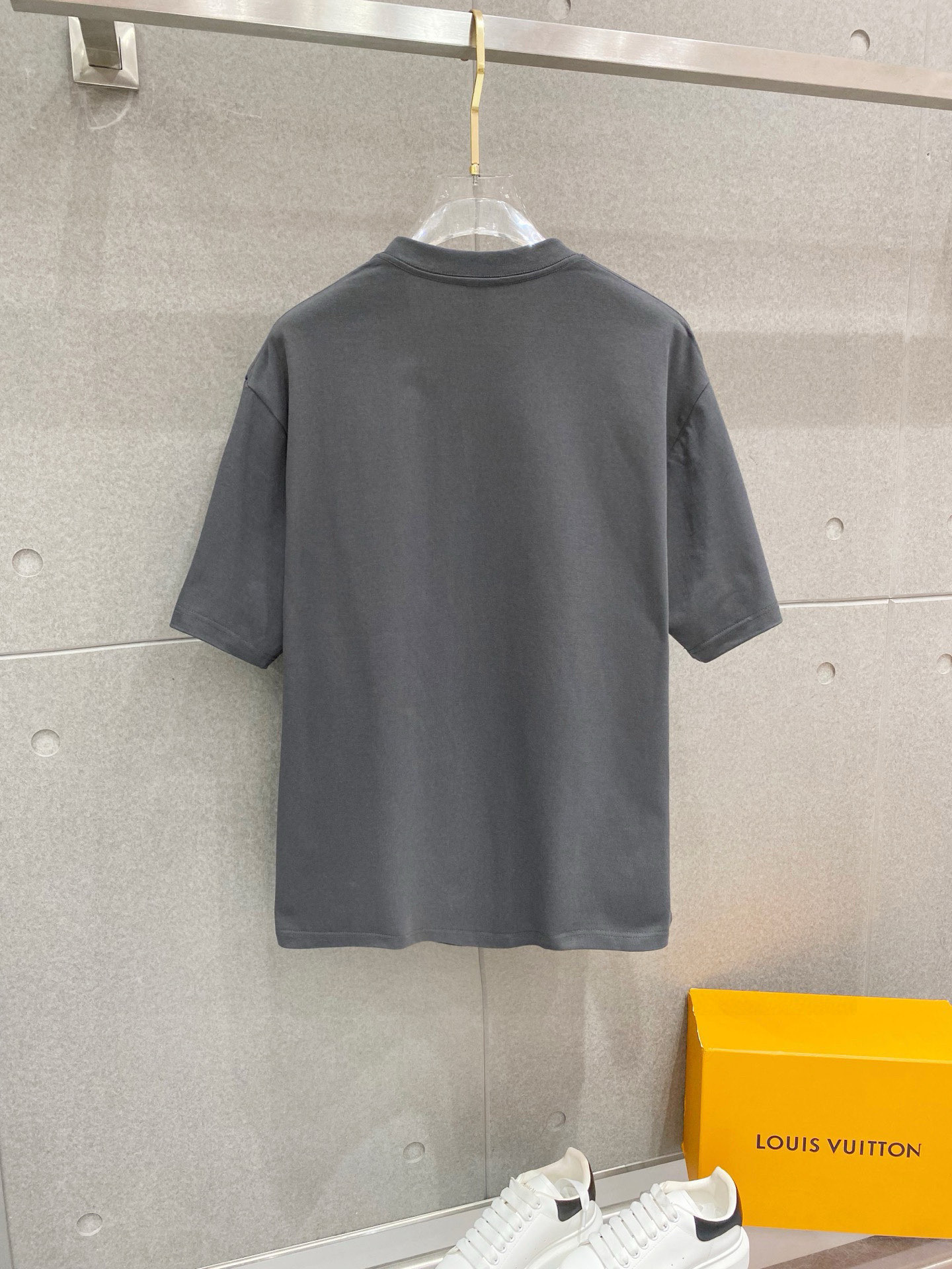 ￼ ￼ 普拉达 25官网同步发售 欧美流行趋势 洗水分层工艺 洗水纯棉面料 柔软舒适细腻 大幅印花 提升