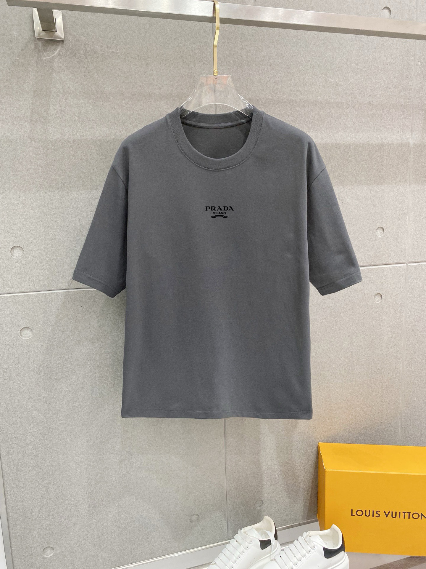 ￼ ￼ 普拉达 25官网同步发售 欧美流行趋势 洗水分层工艺 洗水纯棉面料 柔软舒适细腻 大幅印花 提升