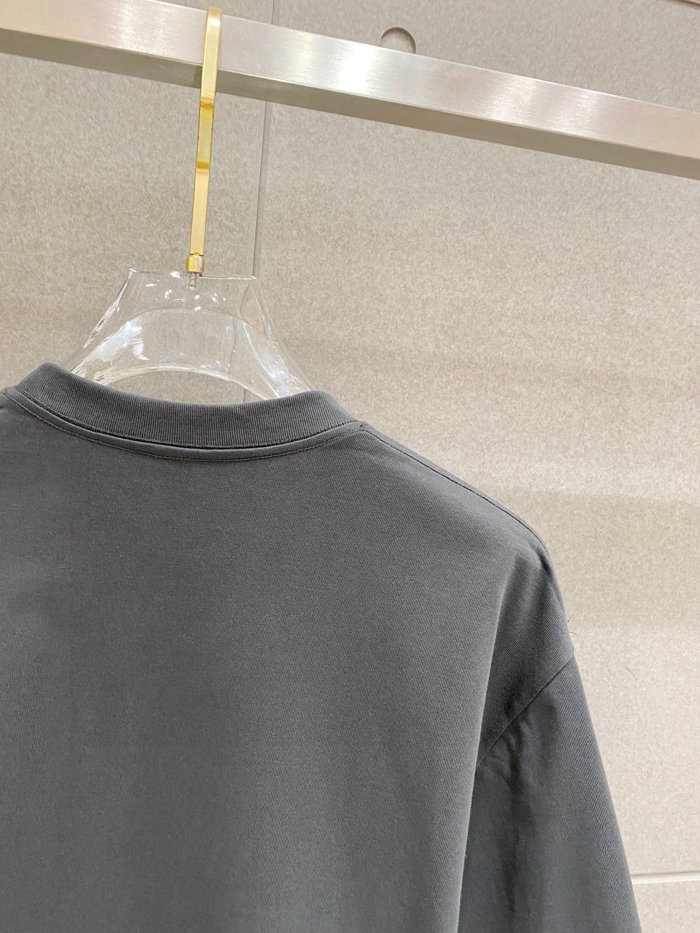 ￼ ￼ 普拉达 25官网同步发售 欧美流行趋势 洗水分层工艺 洗水纯棉面料 柔软舒适细腻 大幅印花 提升