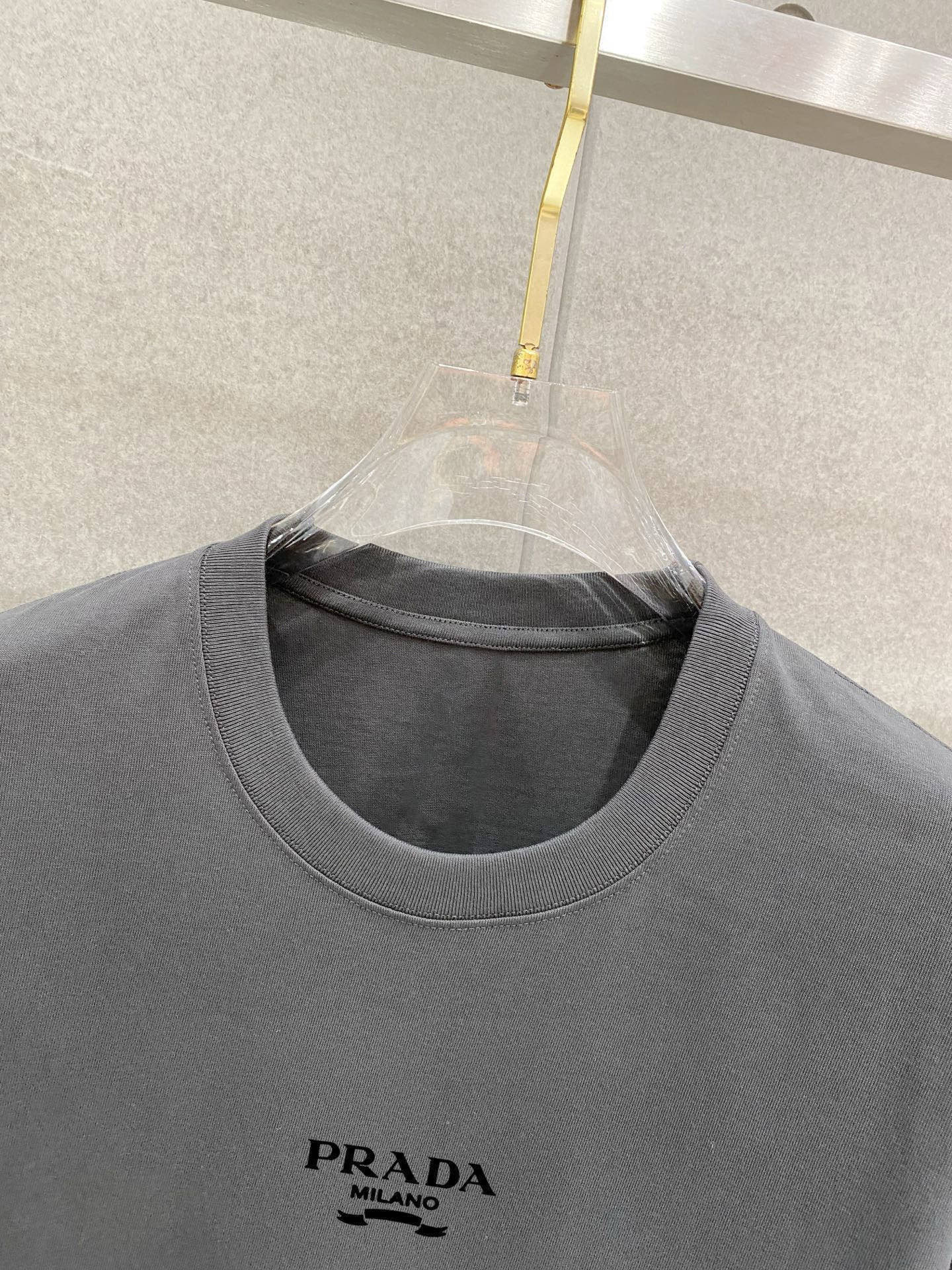 ￼ ￼ 普拉达 25官网同步发售 欧美流行趋势 洗水分层工艺 洗水纯棉面料 柔软舒适细腻 大幅印花 提升