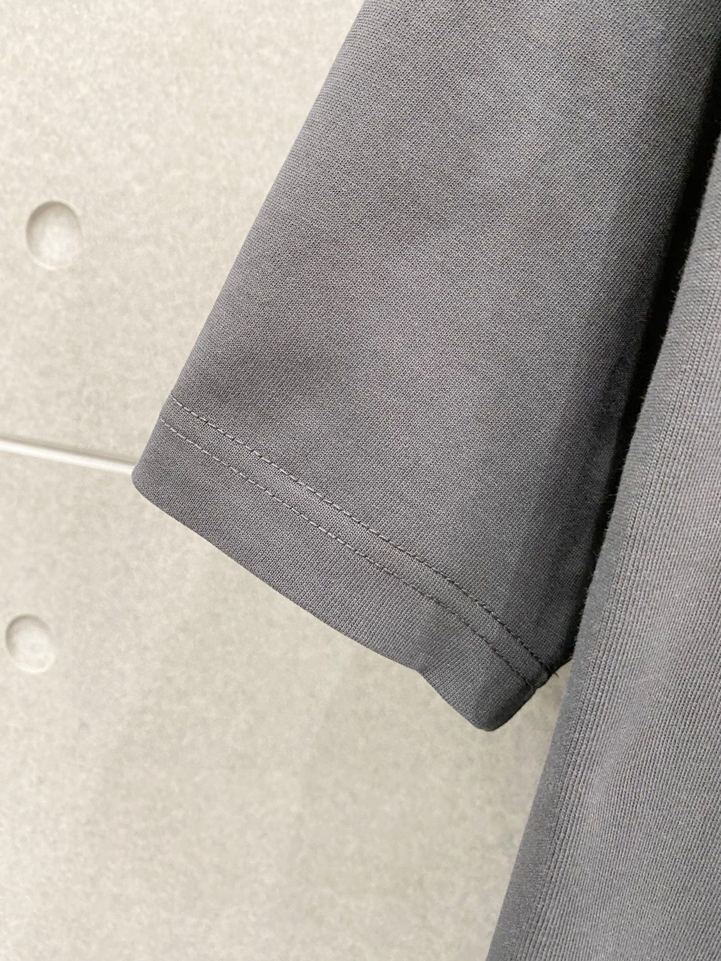 ￼ ￼ 普拉达 25官网同步发售 欧美流行趋势 洗水分层工艺 洗水纯棉面料 柔软舒适细腻 大幅印花 提升