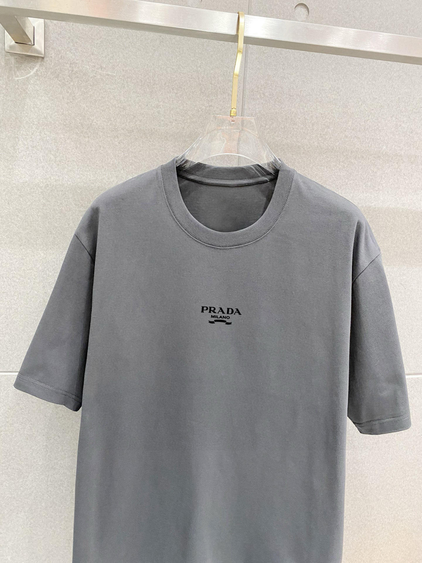 ￼ ￼ 普拉达 25官网同步发售 欧美流行趋势 洗水分层工艺 洗水纯棉面料 柔软舒适细腻 大幅印花 提升