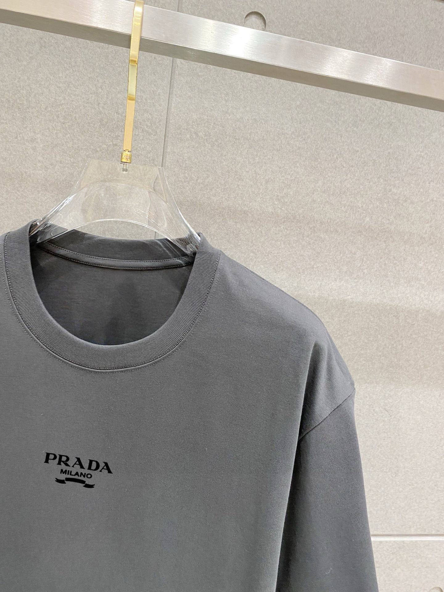 ￼ ￼ 普拉达 25官网同步发售 欧美流行趋势 洗水分层工艺 洗水纯棉面料 柔软舒适细腻 大幅印花 提升