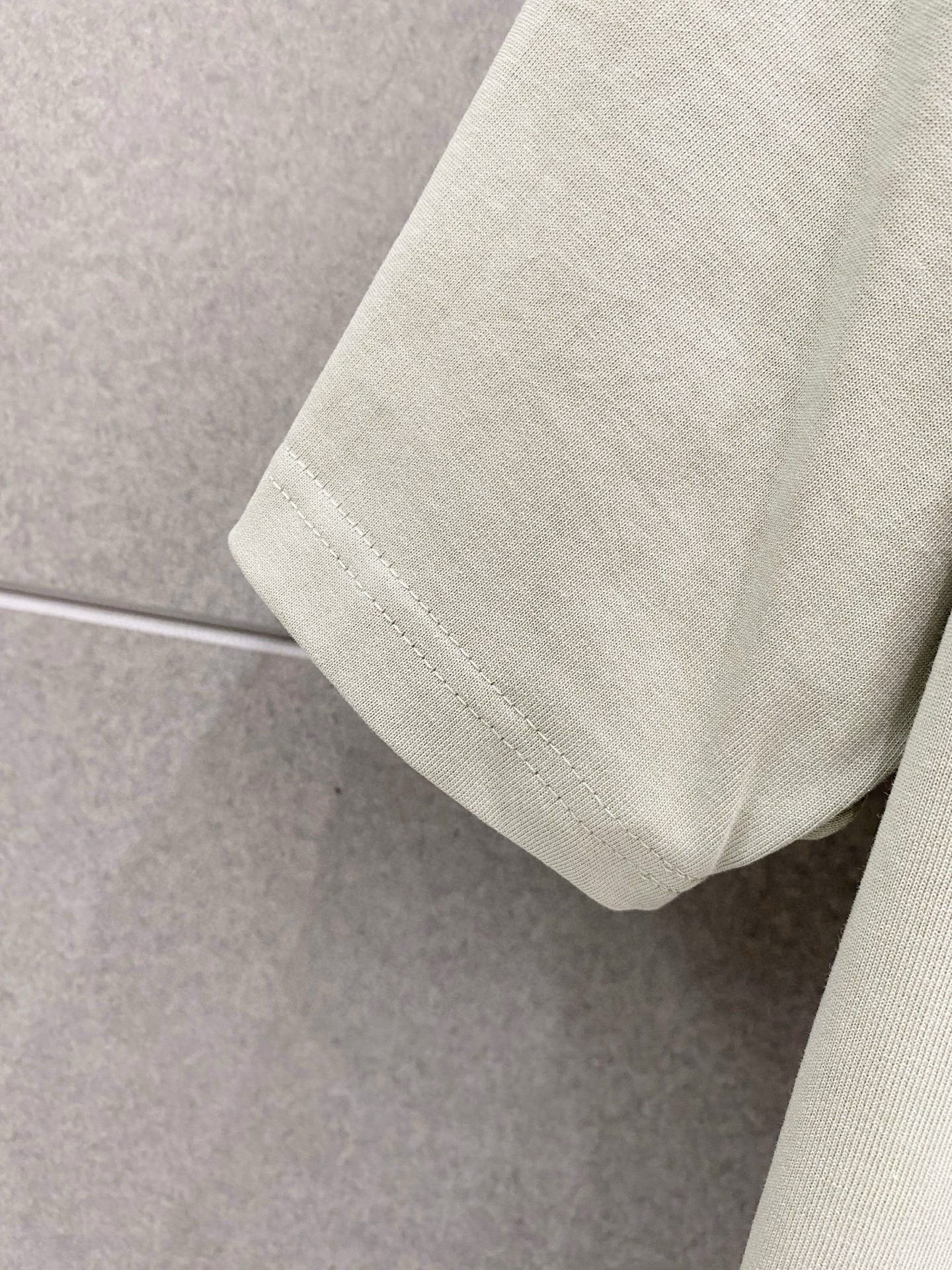 ￼ ￼ 普拉达 25官网同步发售 欧美流行趋势 洗水分层工艺 洗水纯棉面料 柔软舒适细腻 大幅印花 提升