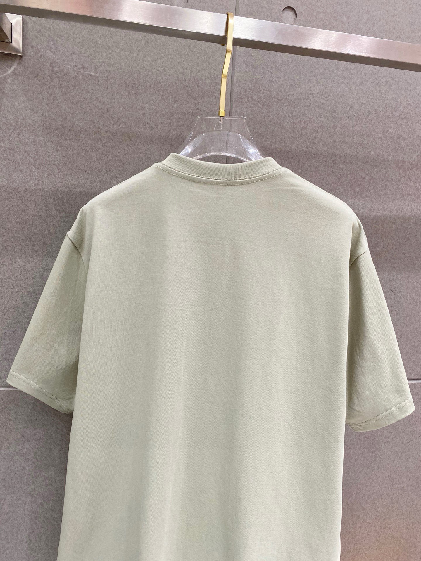 ￼ ￼ 普拉达 25官网同步发售 欧美流行趋势 洗水分层工艺 洗水纯棉面料 柔软舒适细腻 大幅印花 提升