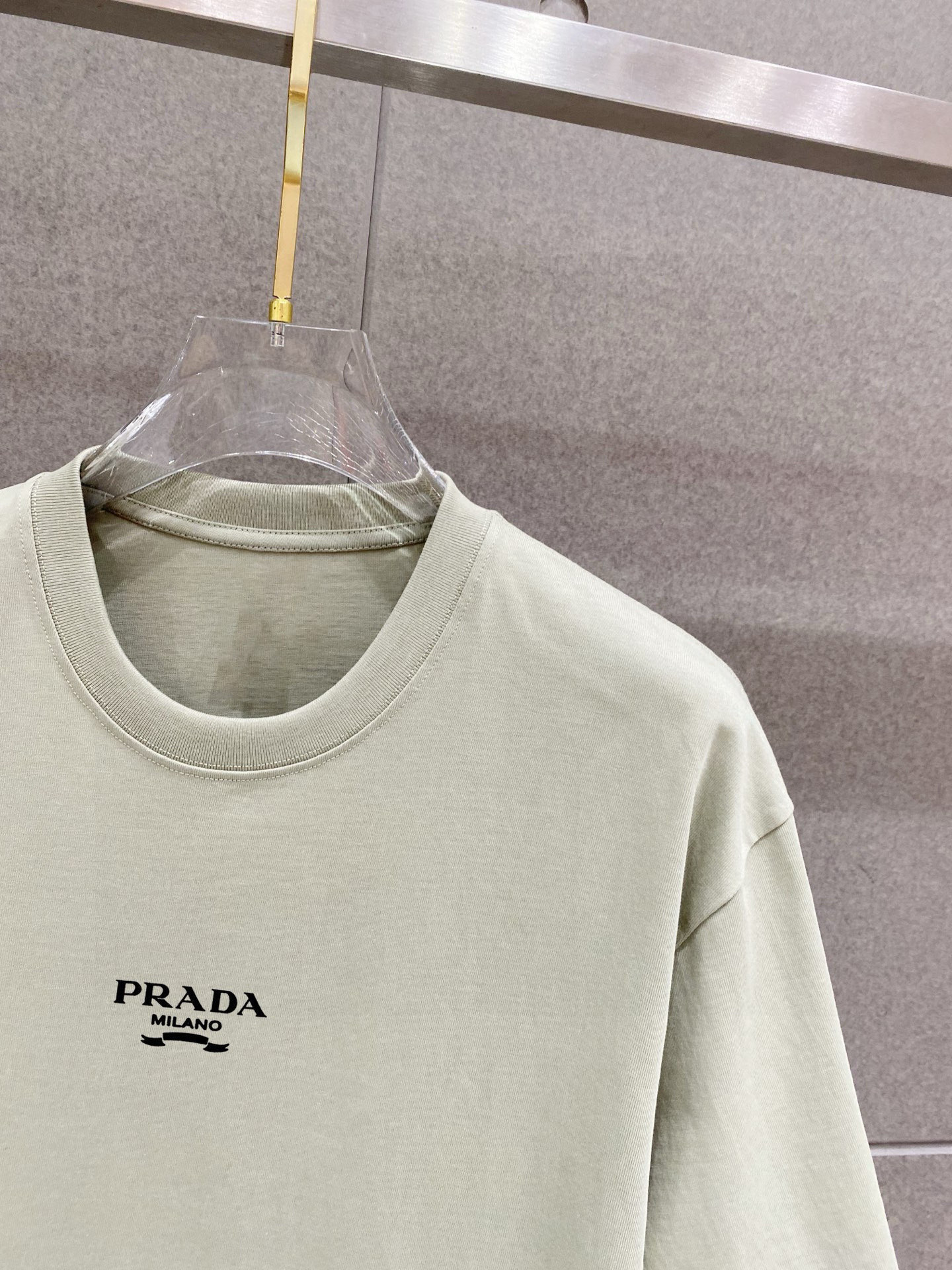 ￼ ￼ 普拉达 25官网同步发售 欧美流行趋势 洗水分层工艺 洗水纯棉面料 柔软舒适细腻 大幅印花 提升