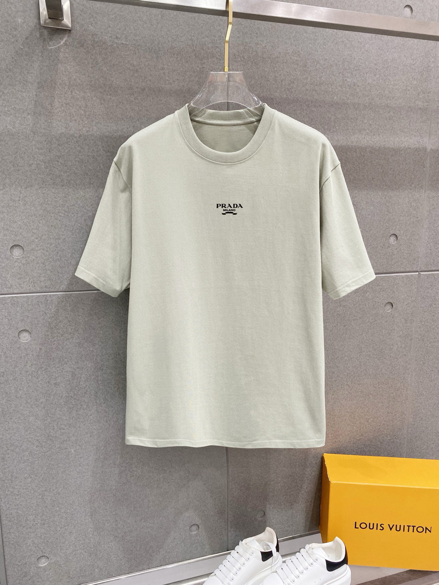 ￼ ￼ 普拉达 25官网同步发售 欧美流行趋势 洗水分层工艺 洗水纯棉面料 柔软舒适细腻 大幅印花 提升