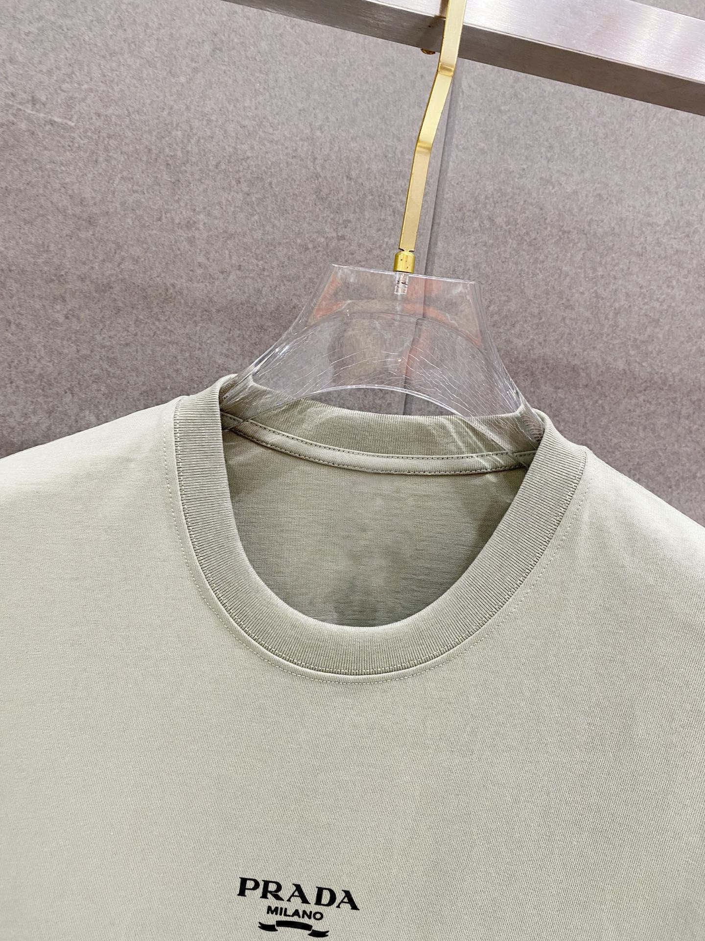 ￼ ￼ 普拉达 25官网同步发售 欧美流行趋势 洗水分层工艺 洗水纯棉面料 柔软舒适细腻 大幅印花 提升