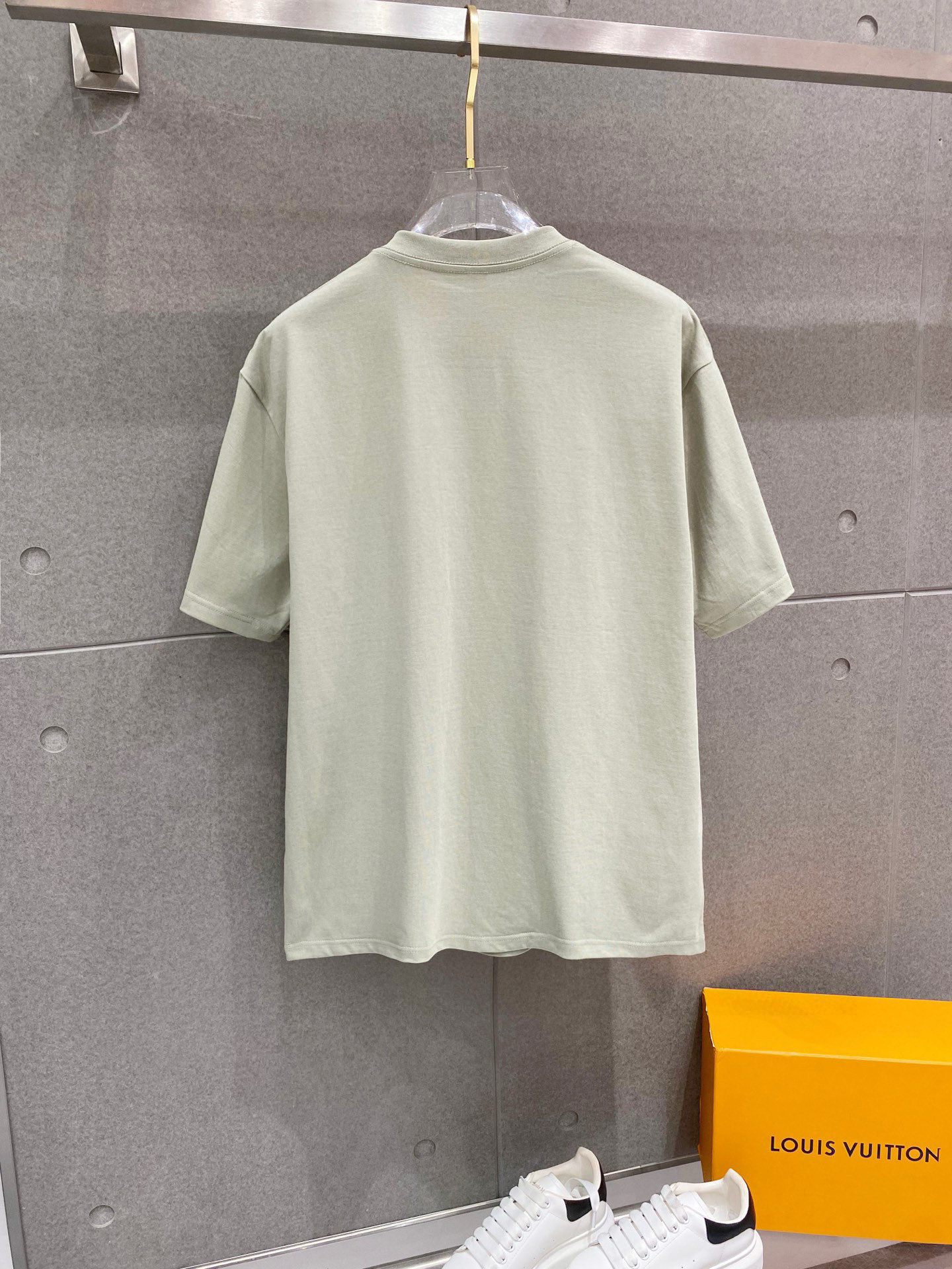 ￼ ￼ 普拉达 25官网同步发售 欧美流行趋势 洗水分层工艺 洗水纯棉面料 柔软舒适细腻 大幅印花 提升