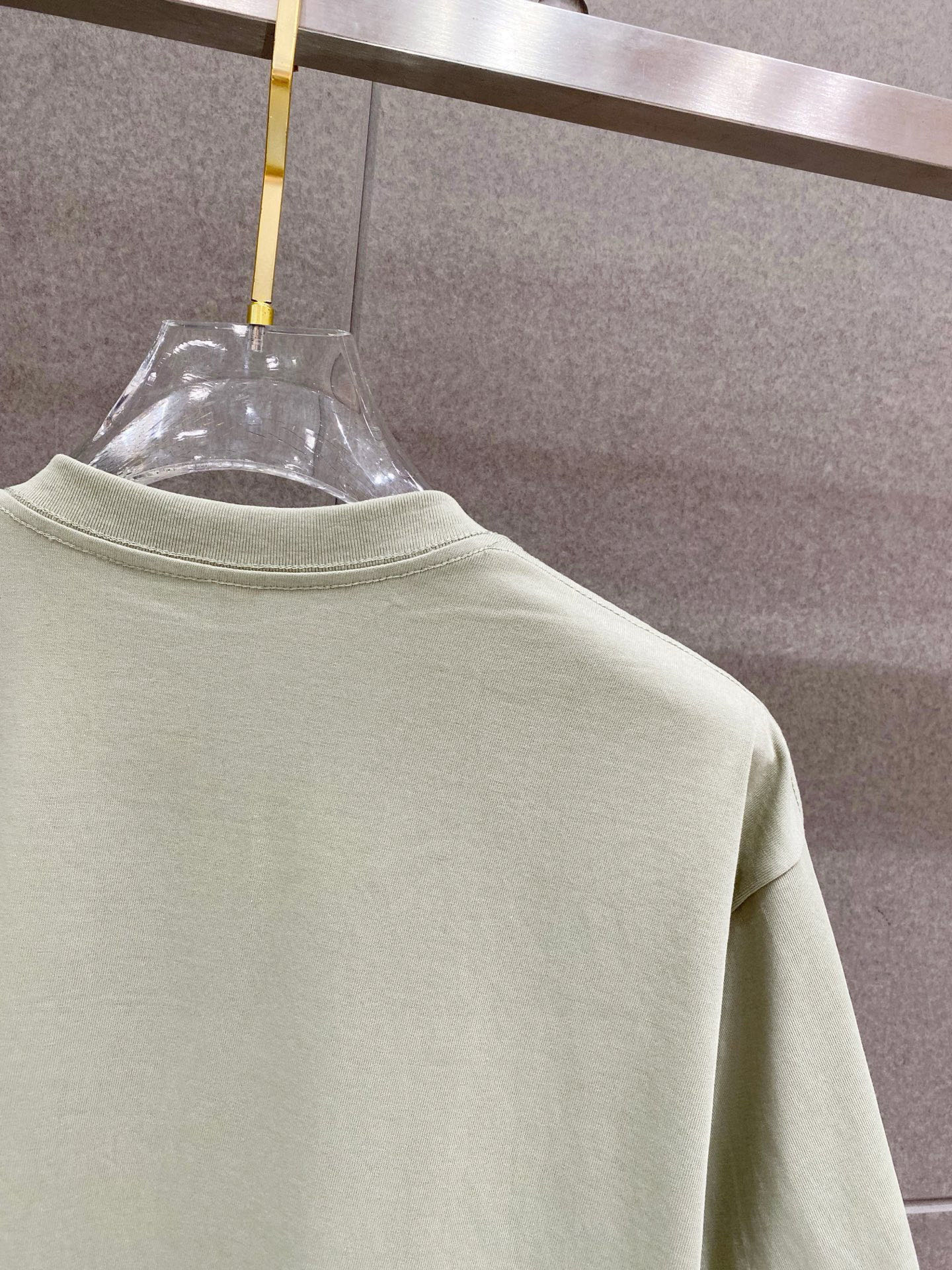 ￼ ￼ 普拉达 25官网同步发售 欧美流行趋势 洗水分层工艺 洗水纯棉面料 柔软舒适细腻 大幅印花 提升