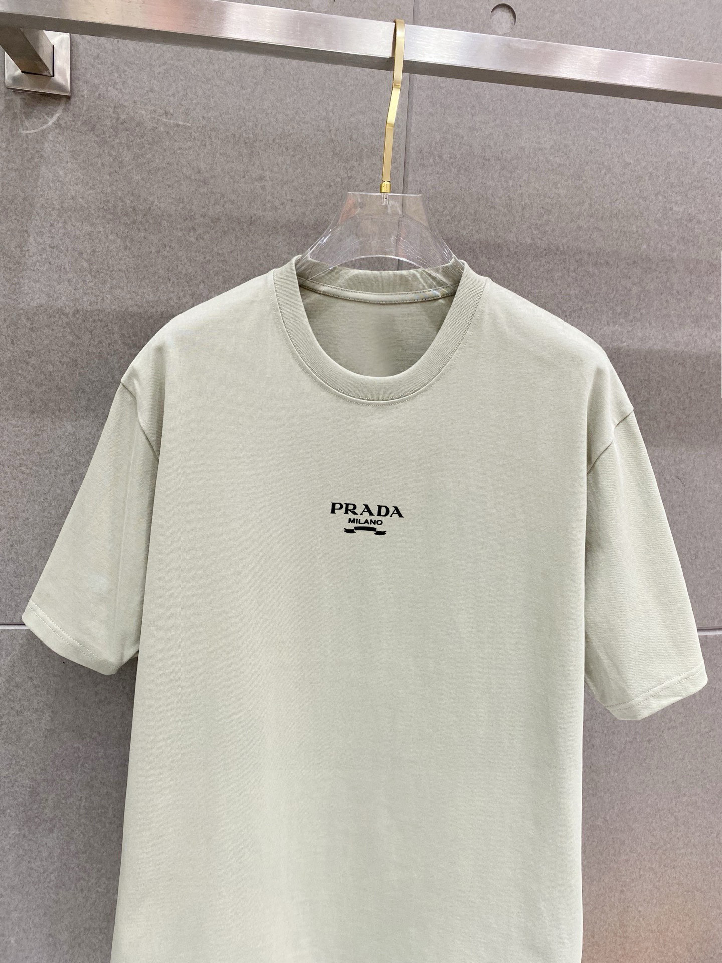 ￼ ￼ 普拉达 25官网同步发售 欧美流行趋势 洗水分层工艺 洗水纯棉面料 柔软舒适细腻 大幅印花 提升