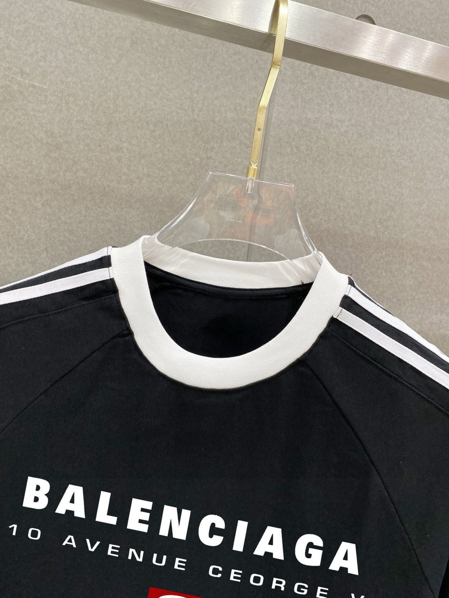 ￼ ￼ ￼ ￼ 巴黎世家 25官网同步发售 欧美流行趋势 洗水分层工艺 洗水纯棉面料 织带肩部拼接 提升