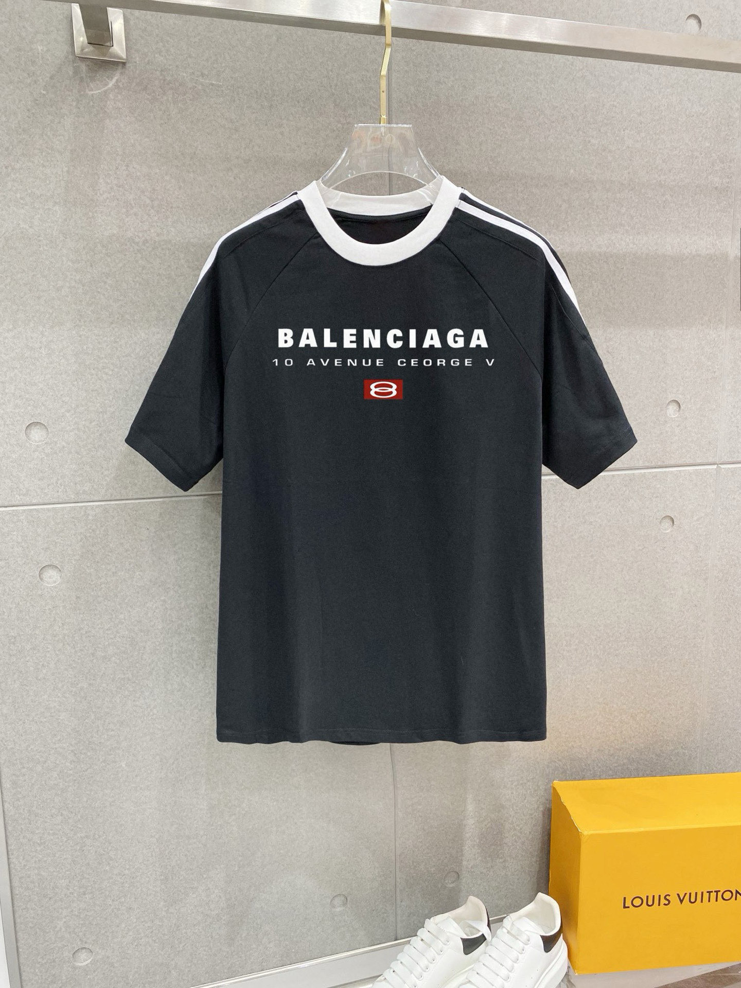 ￼ ￼ ￼ ￼ 巴黎世家 25官网同步发售 欧美流行趋势 洗水分层工艺 洗水纯棉面料 织带肩部拼接 提升