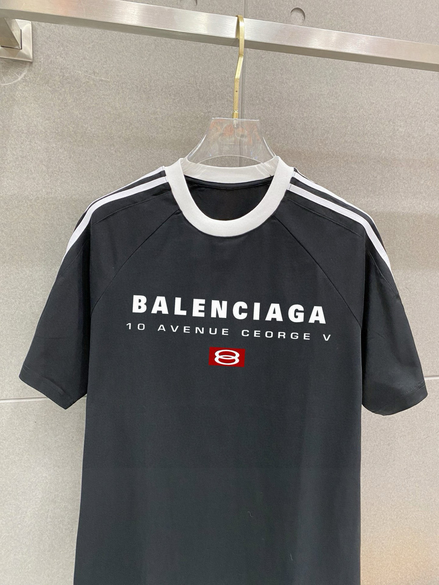 ￼ ￼ ￼ ￼ 巴黎世家 25官网同步发售 欧美流行趋势 洗水分层工艺 洗水纯棉面料 织带肩部拼接 提升