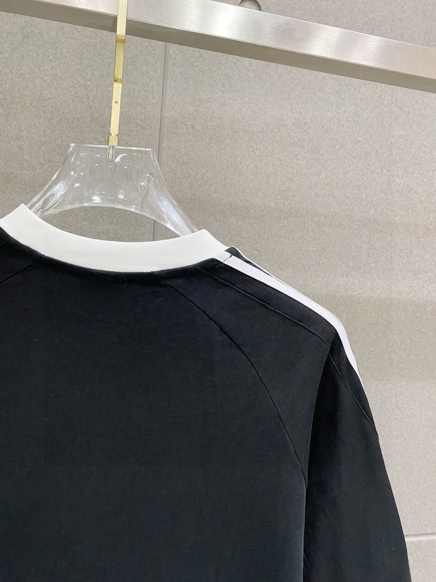 ￼ ￼ ￼ ￼ 巴黎世家 25官网同步发售 欧美流行趋势 洗水分层工艺 洗水纯棉面料 织带肩部拼接 提升