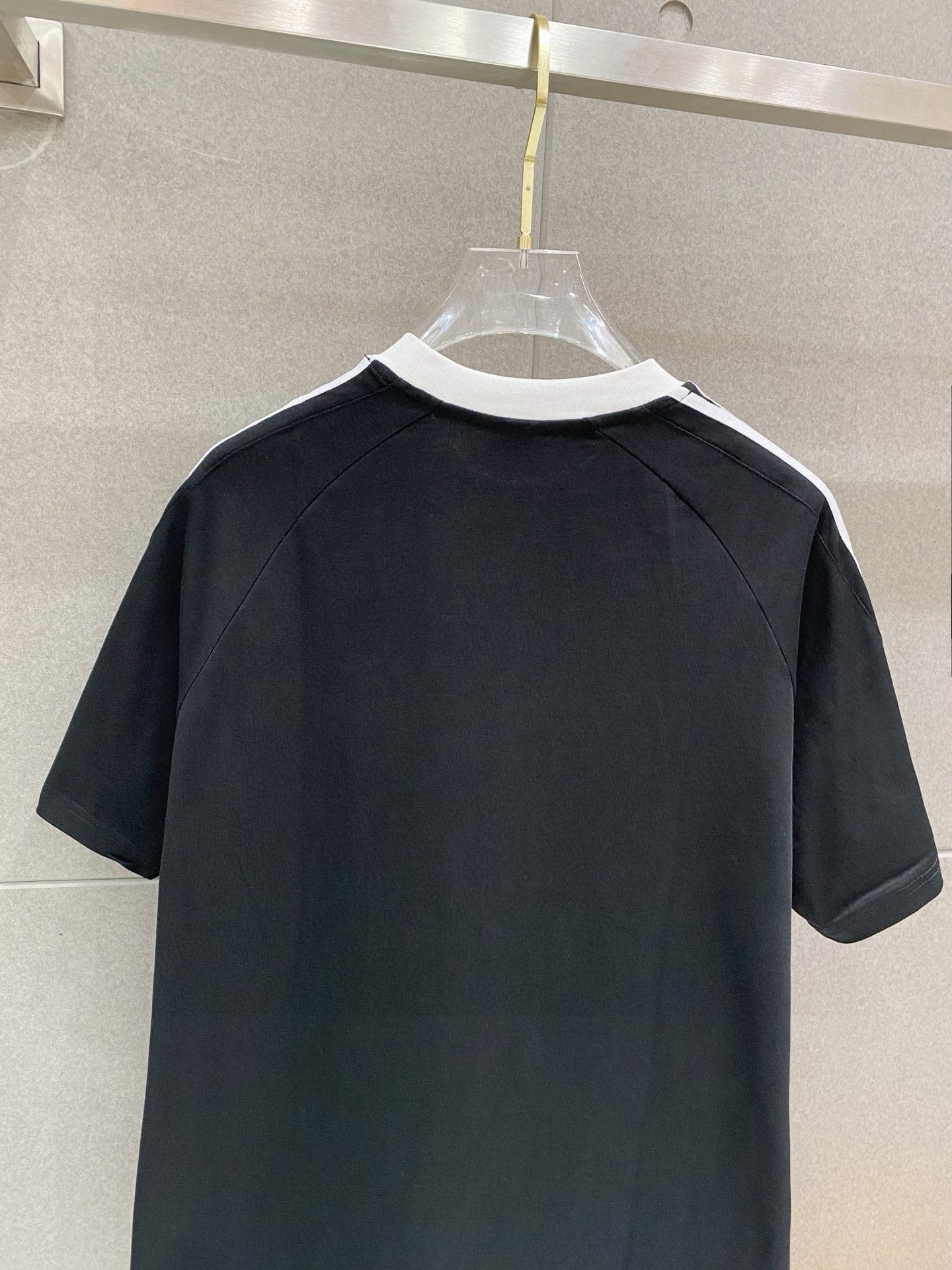 ￼ ￼ ￼ ￼ 巴黎世家 25官网同步发售 欧美流行趋势 洗水分层工艺 洗水纯棉面料 织带肩部拼接 提升