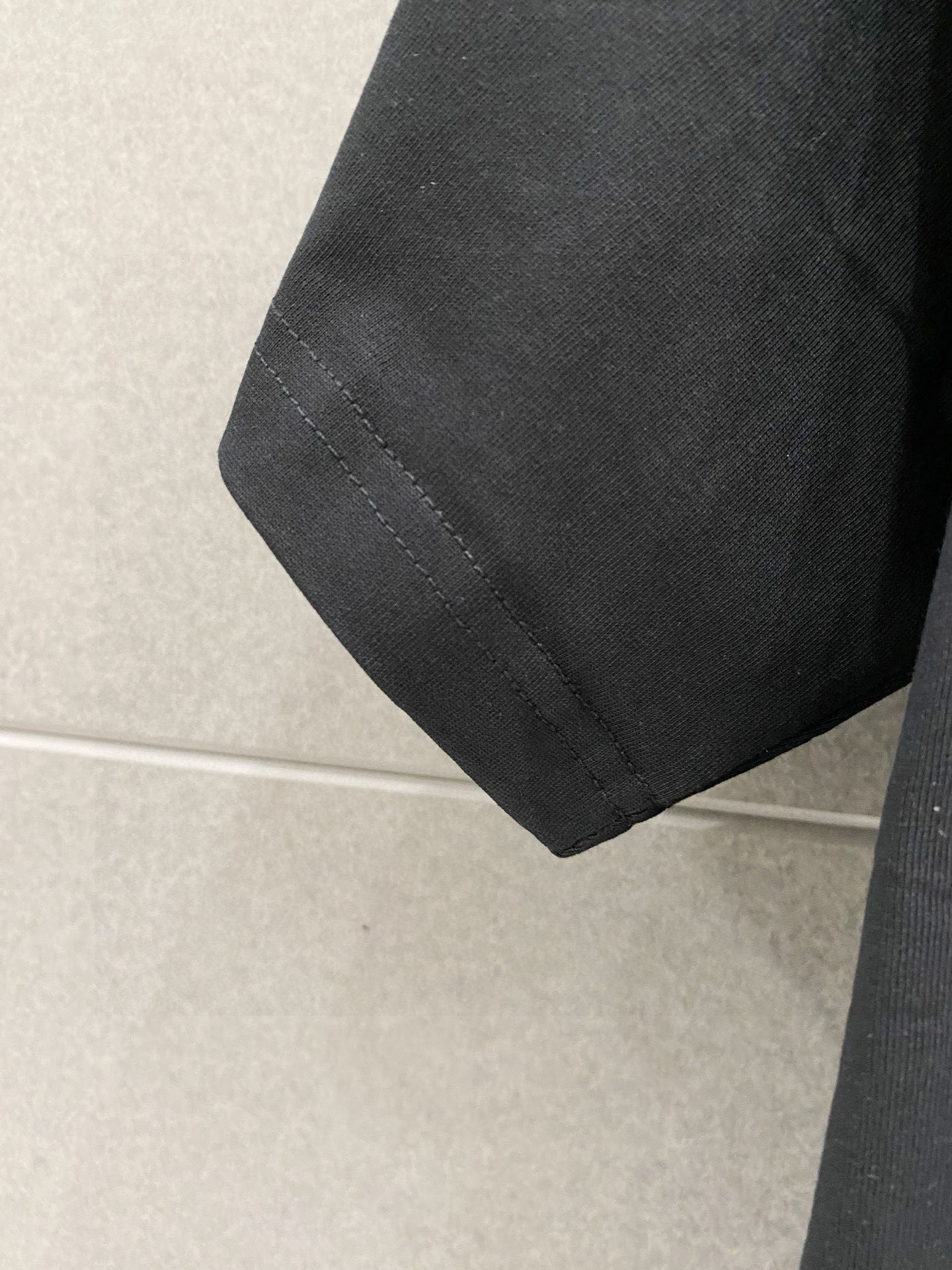 ￼ ￼ ￼ ￼ 巴黎世家 25官网同步发售 欧美流行趋势 洗水分层工艺 洗水纯棉面料 织带肩部拼接 提升