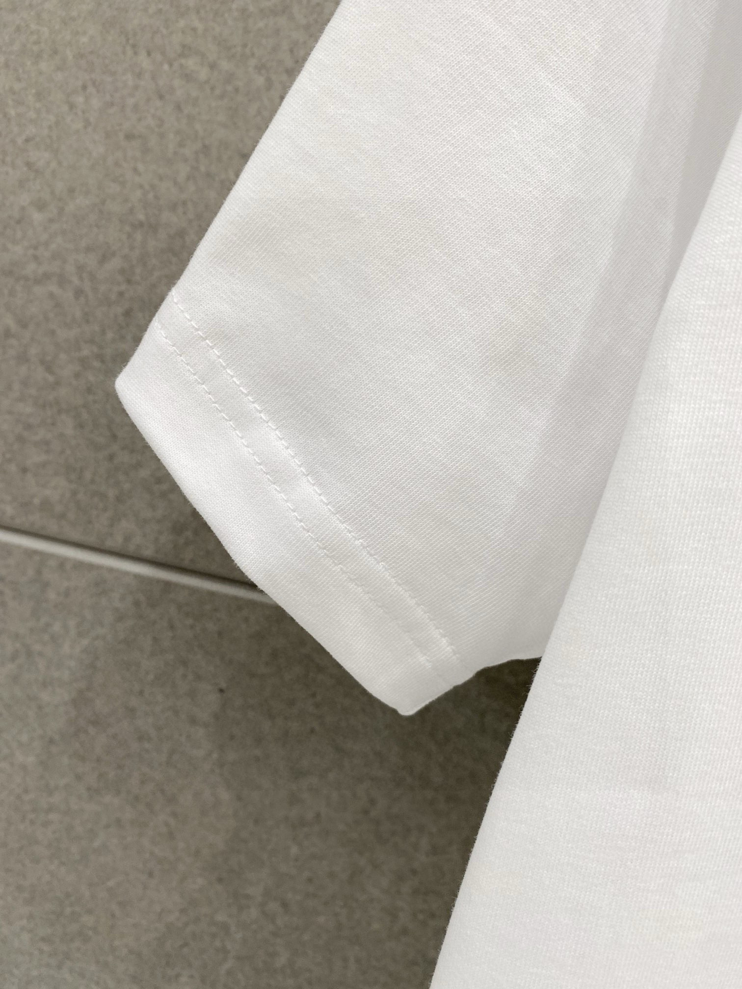 ￼ ￼ ￼ ￼ 巴黎世家 25官网同步发售 欧美流行趋势 洗水分层工艺 洗水纯棉面料 织带肩部拼接 提升